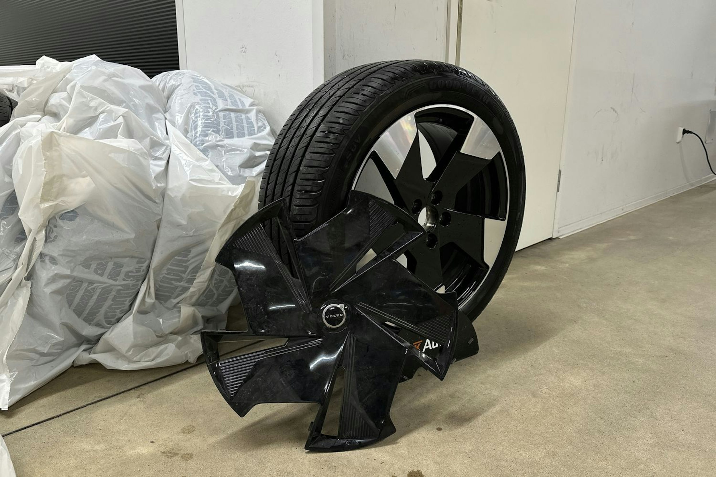 harmaa Volvo EX30 2024 kuva 13.