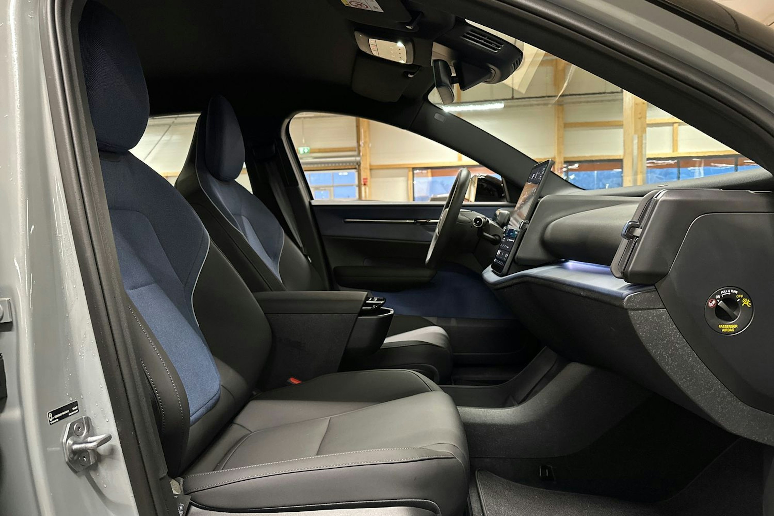 harmaa Volvo EX30 2024 kuva 14.