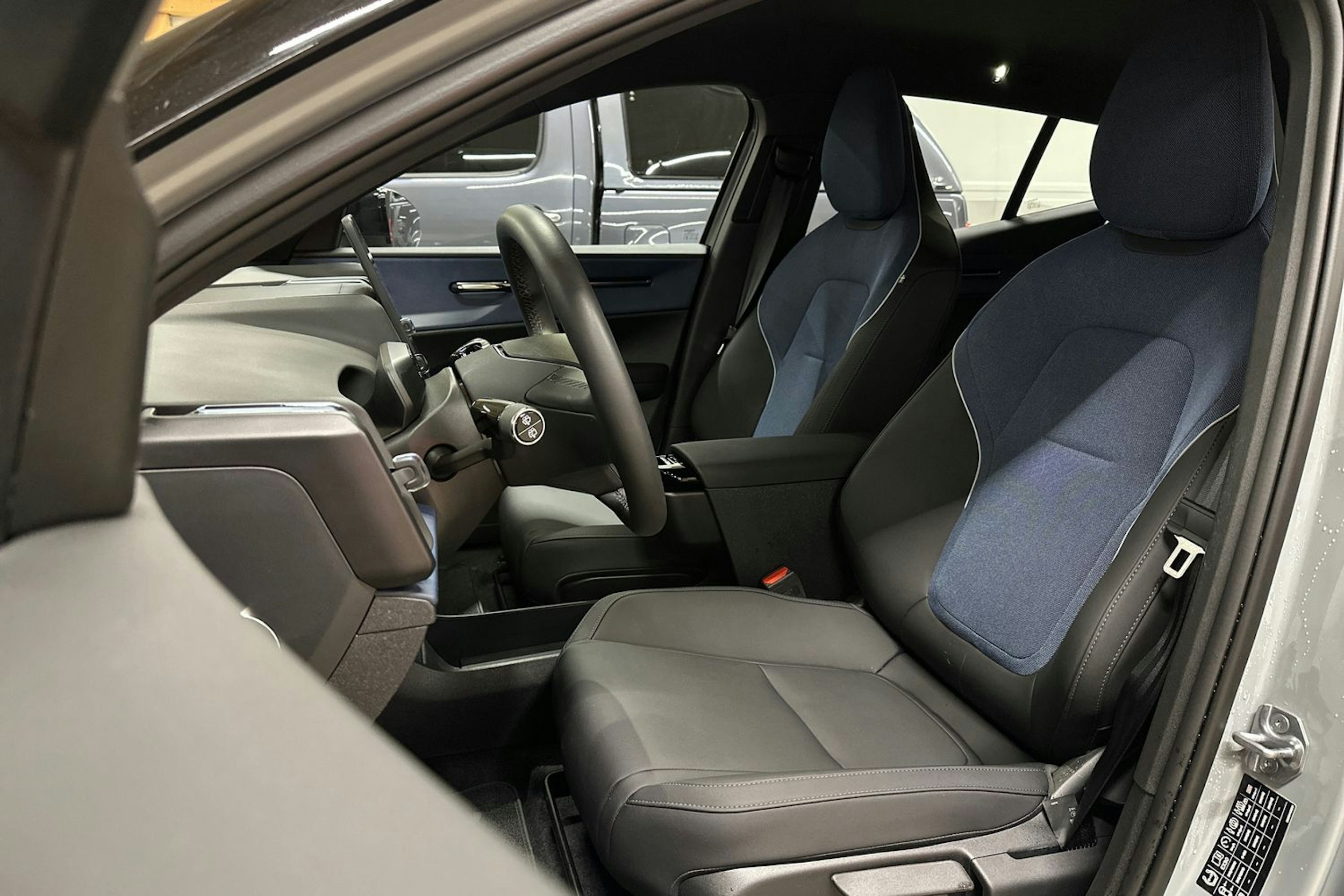 harmaa Volvo EX30 2024 kuva 15.