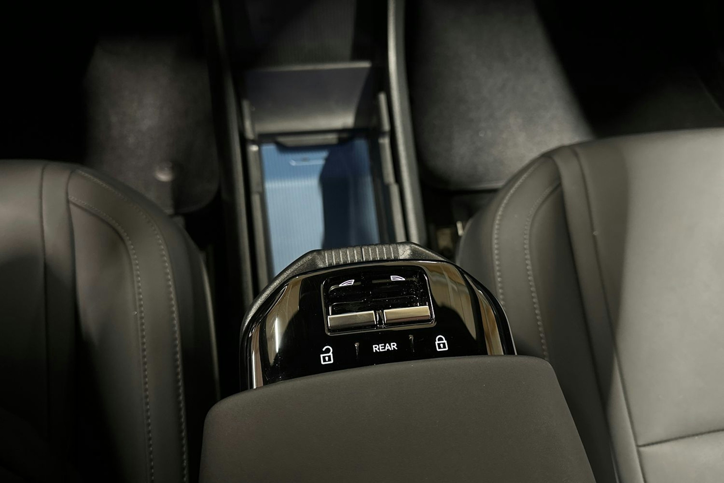 harmaa Volvo EX30 2024 kuva 23.