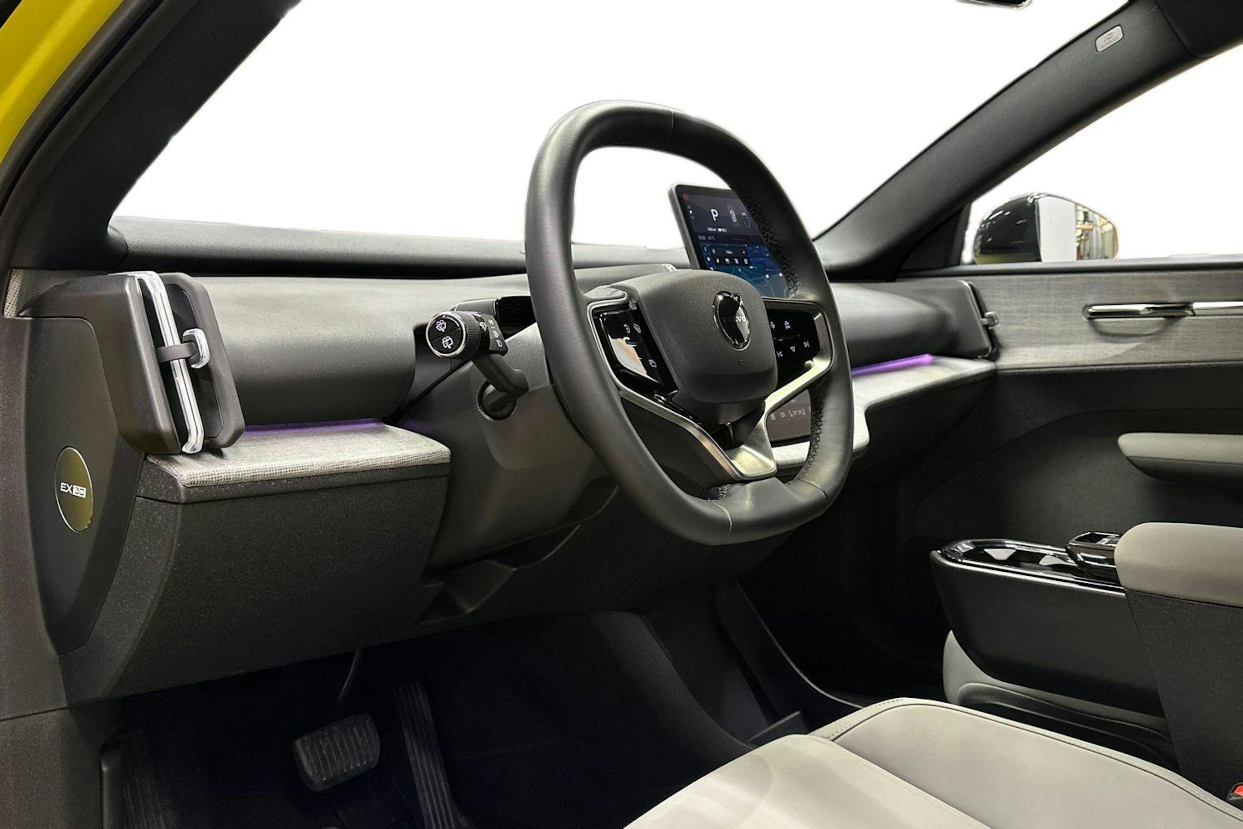 keltainen Volvo EX30 2024 kuva 7.