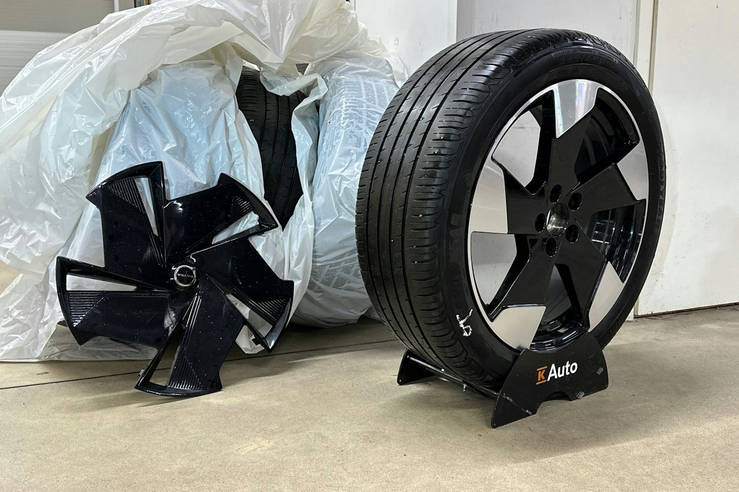 keltainen Volvo EX30 2024 kuva 13.