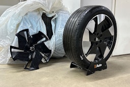 keltainen Volvo EX30 2024 kuva 13.