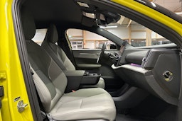 keltainen Volvo EX30 2024 kuva 14.