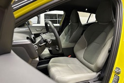 keltainen Volvo EX30 2024 kuva 15.