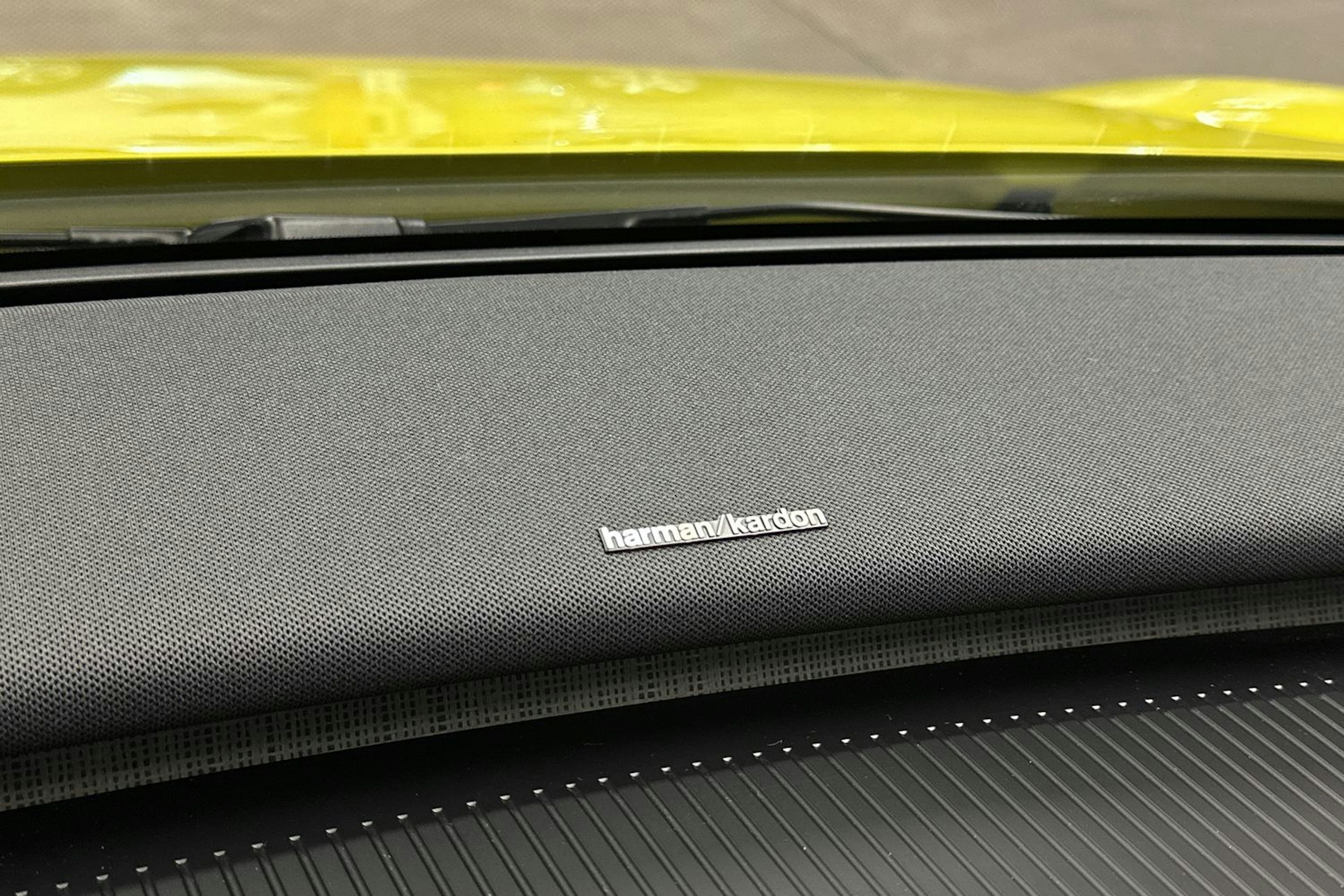 keltainen Volvo EX30 2024 kuva 16.