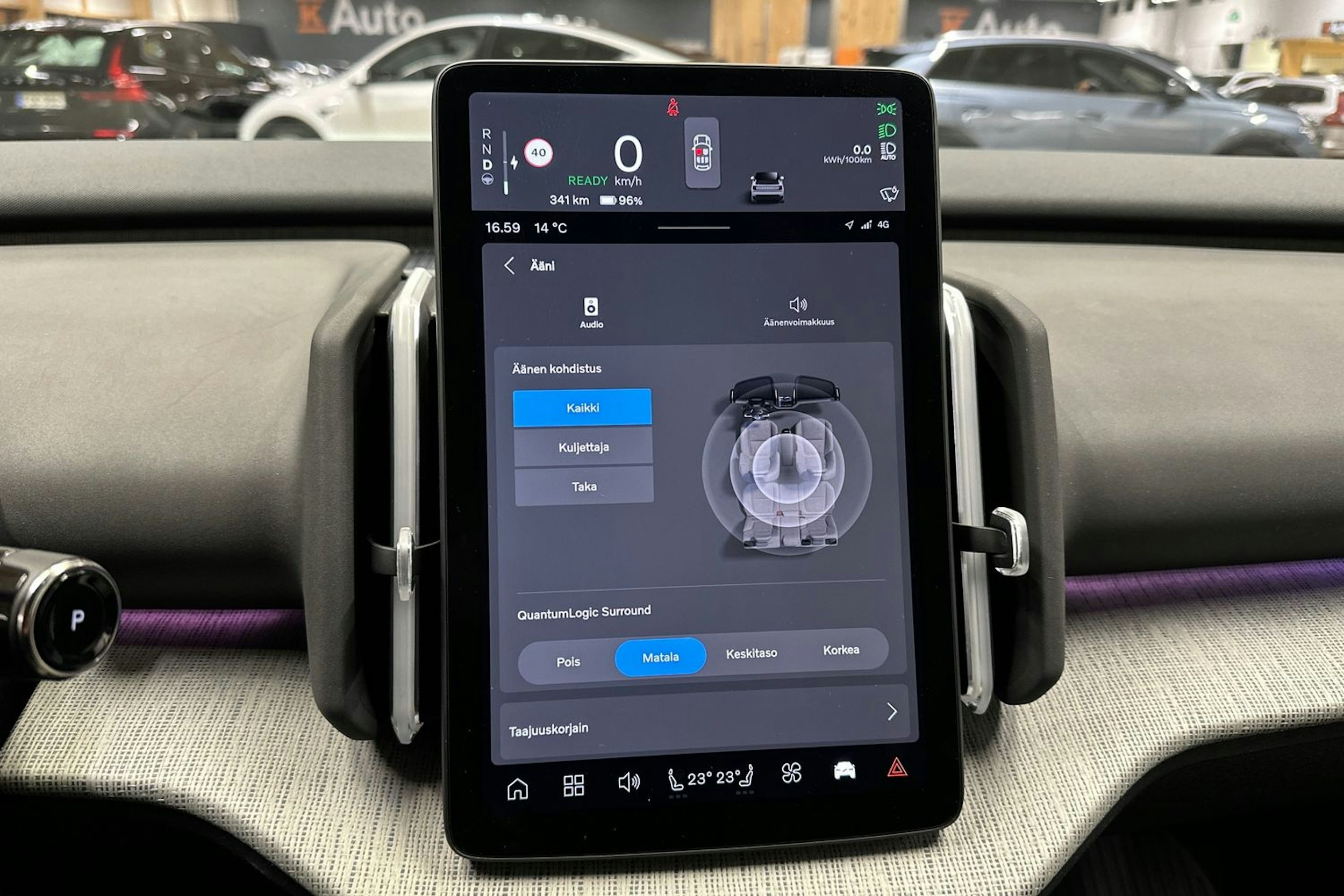 keltainen Volvo EX30 2024 kuva 18.