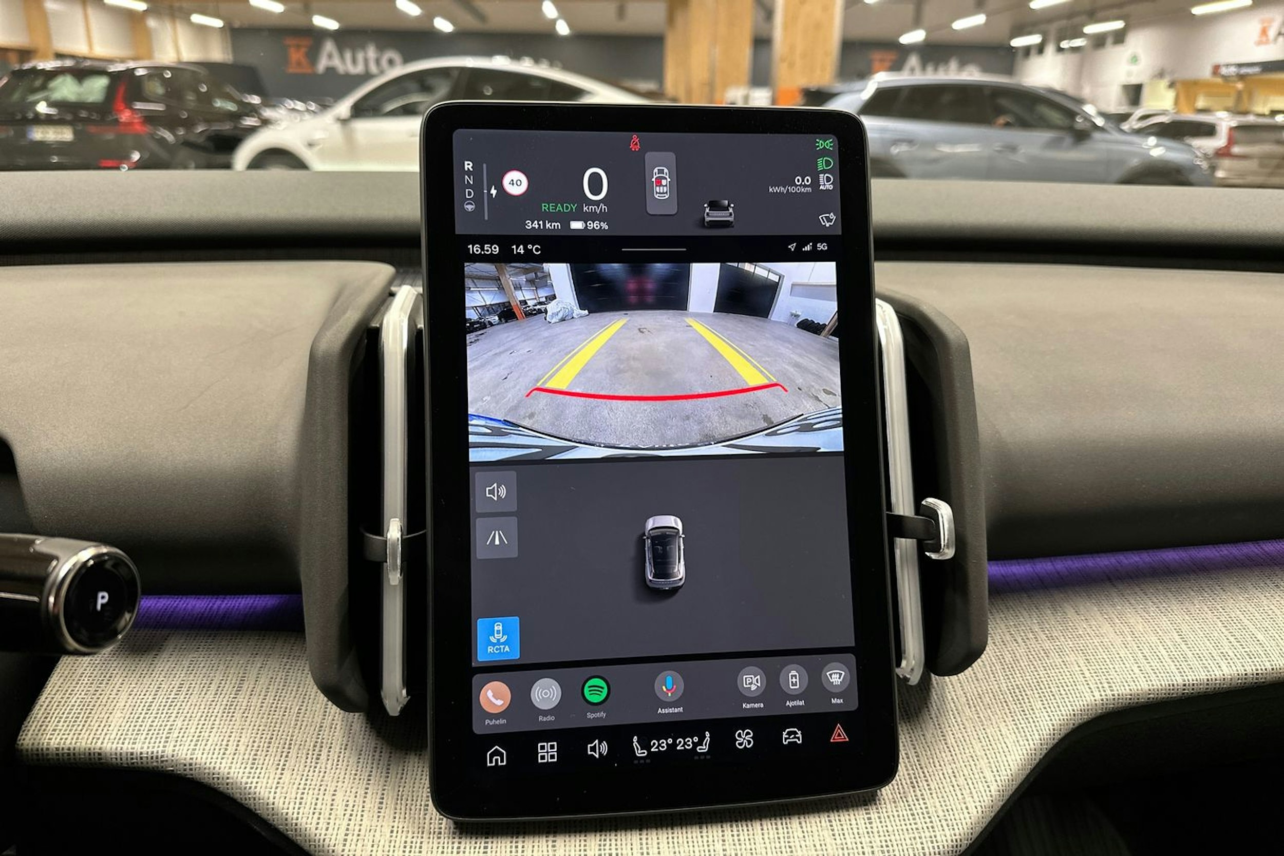 keltainen Volvo EX30 2024 kuva 19.