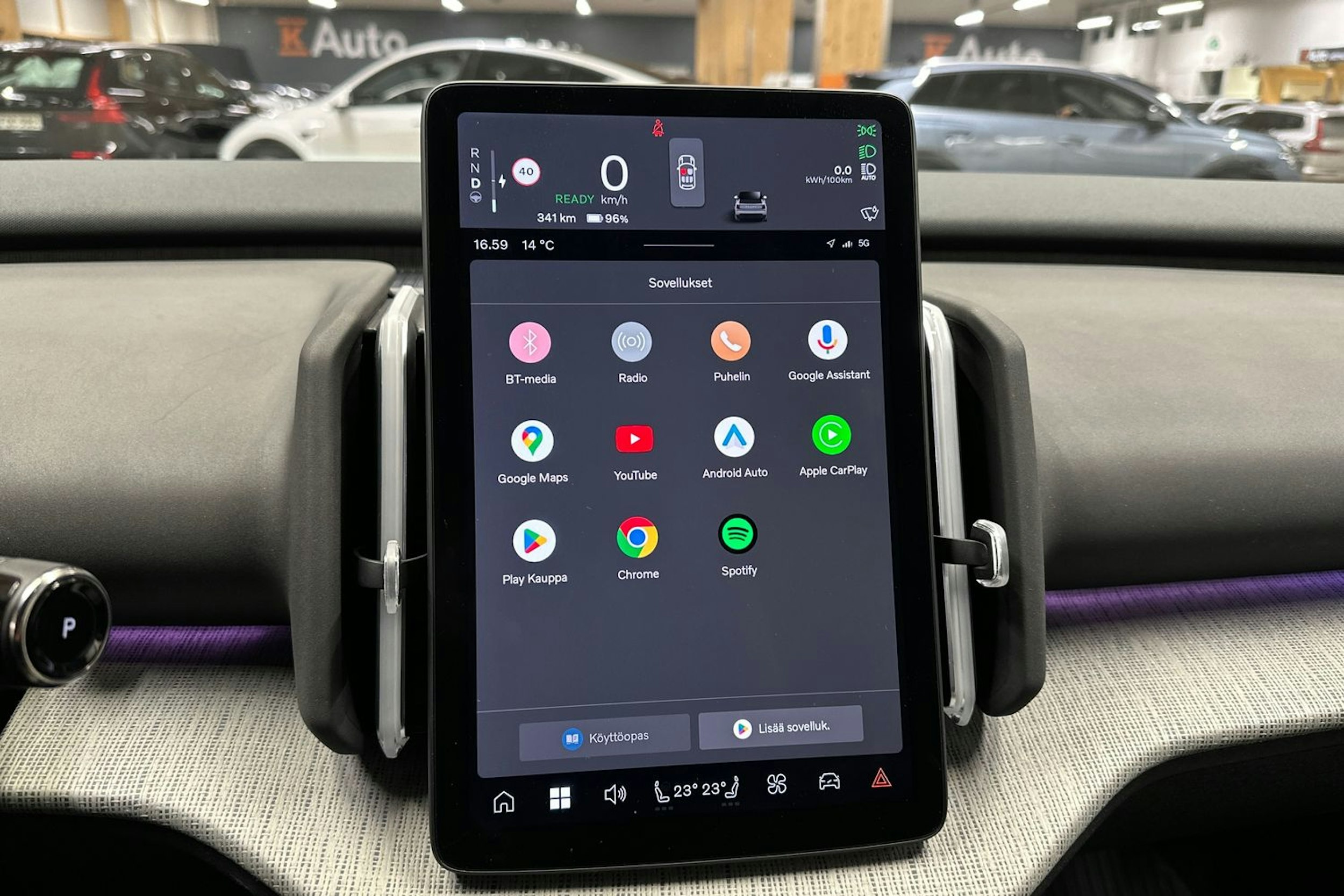 keltainen Volvo EX30 2024 kuva 20.