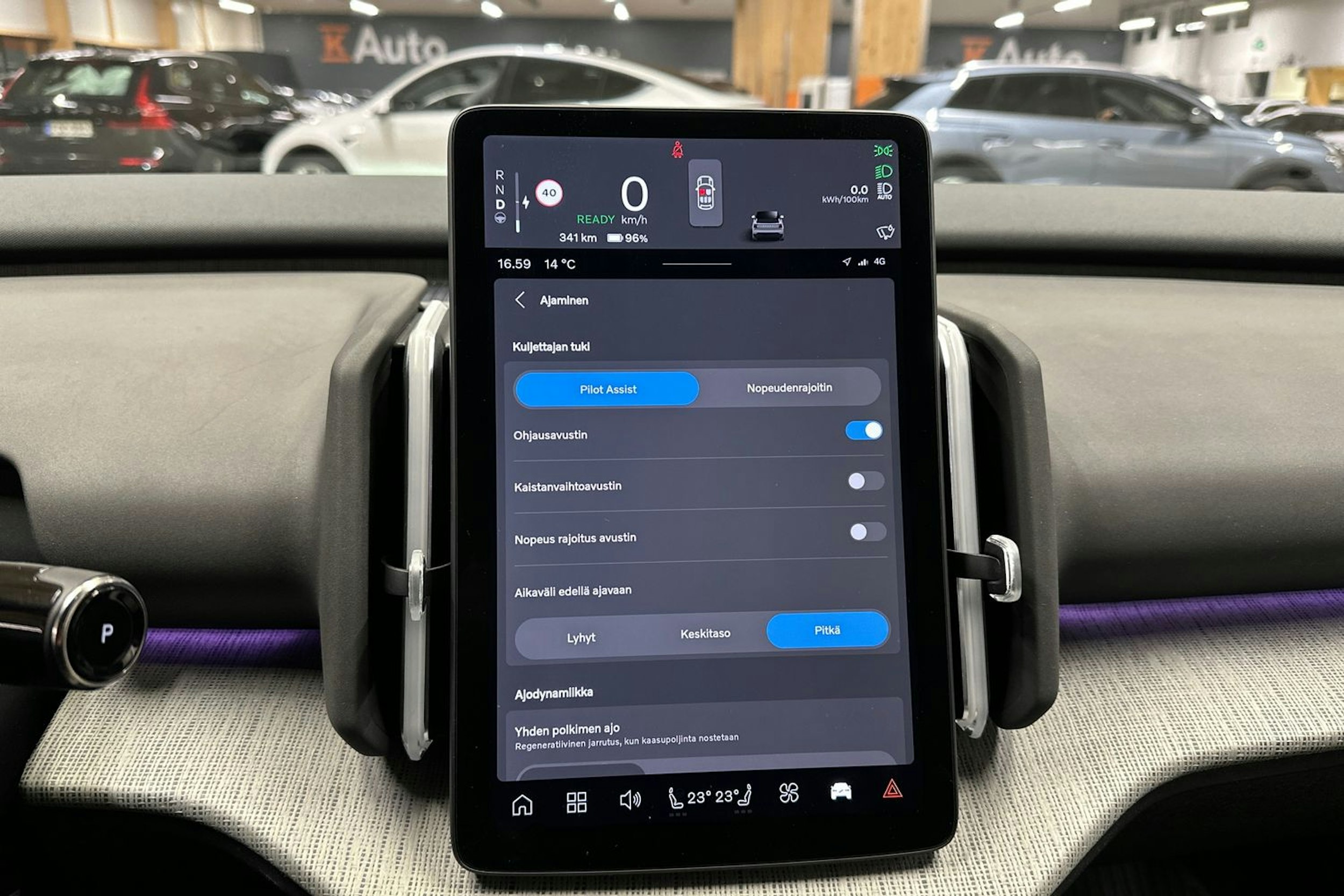 keltainen Volvo EX30 2024 kuva 21.