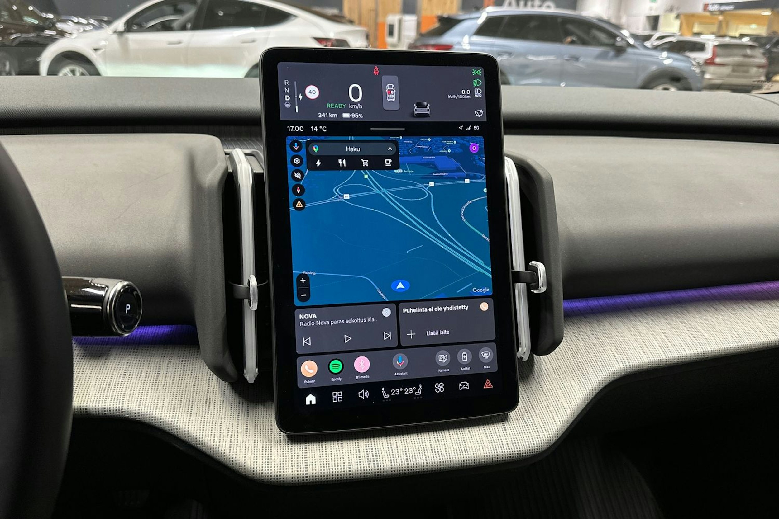 keltainen Volvo EX30 2024 kuva 23.