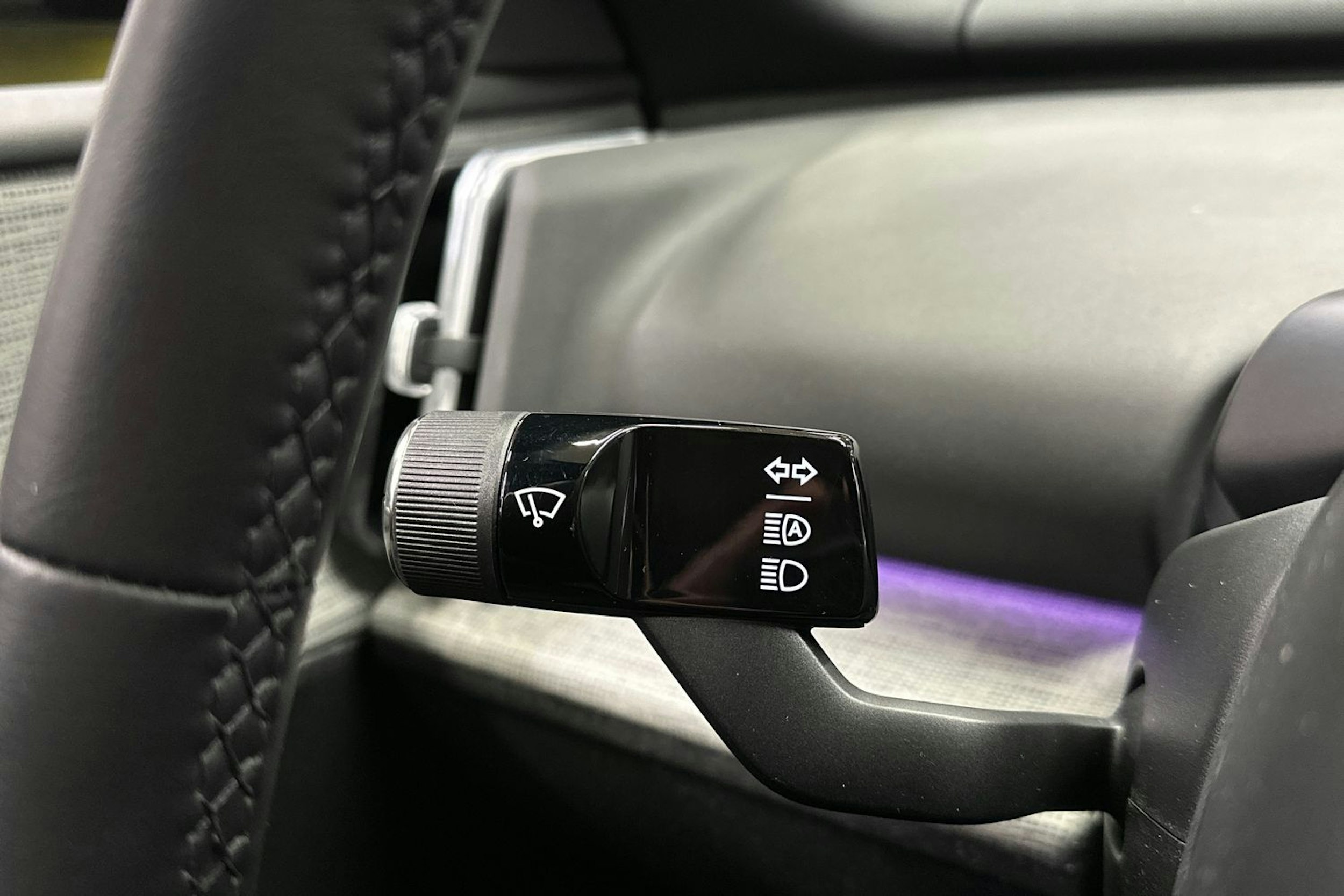 keltainen Volvo EX30 2024 kuva 24.