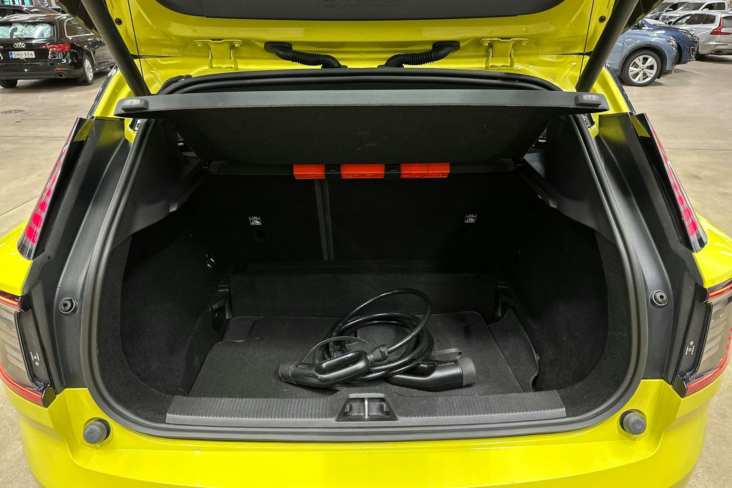 keltainen Volvo EX30 2024 kuva 28.