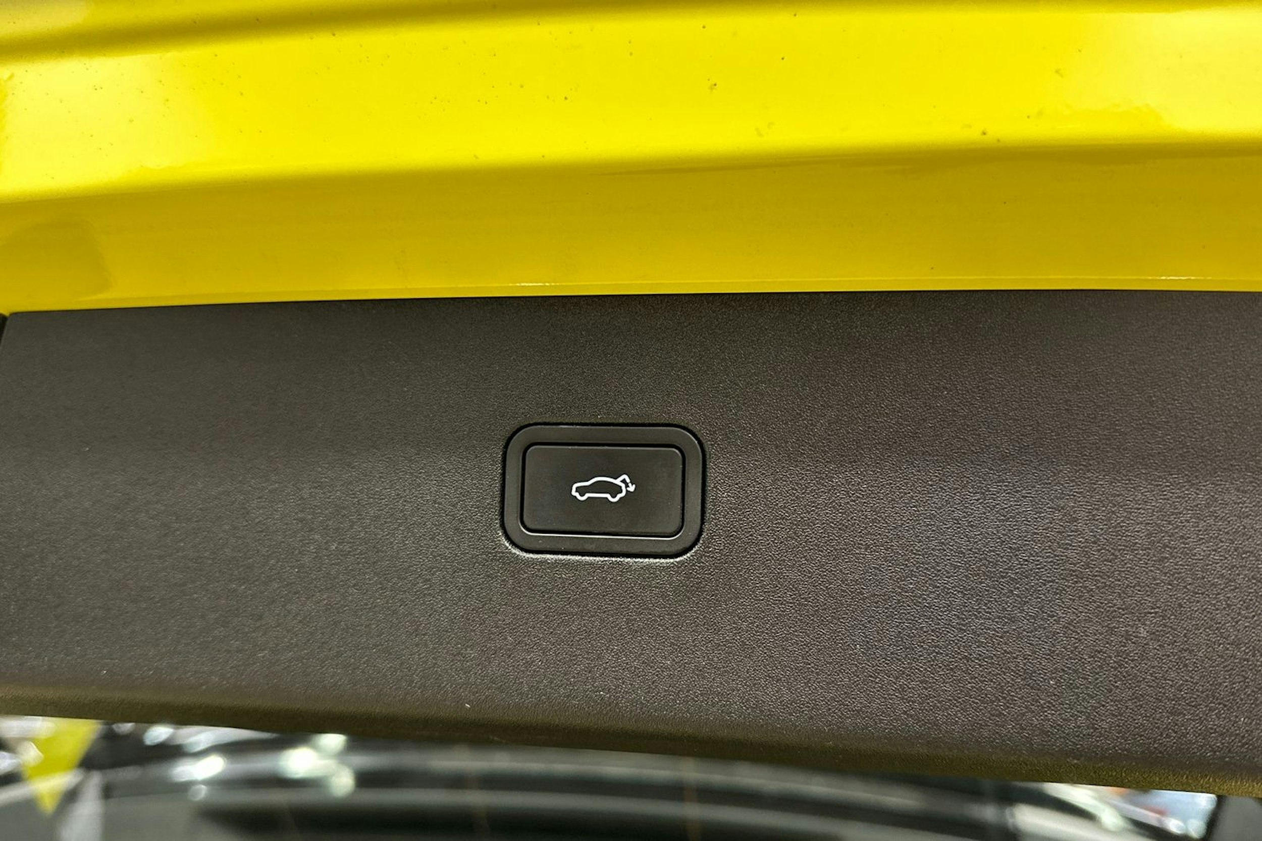 keltainen Volvo EX30 2024 kuva 29.