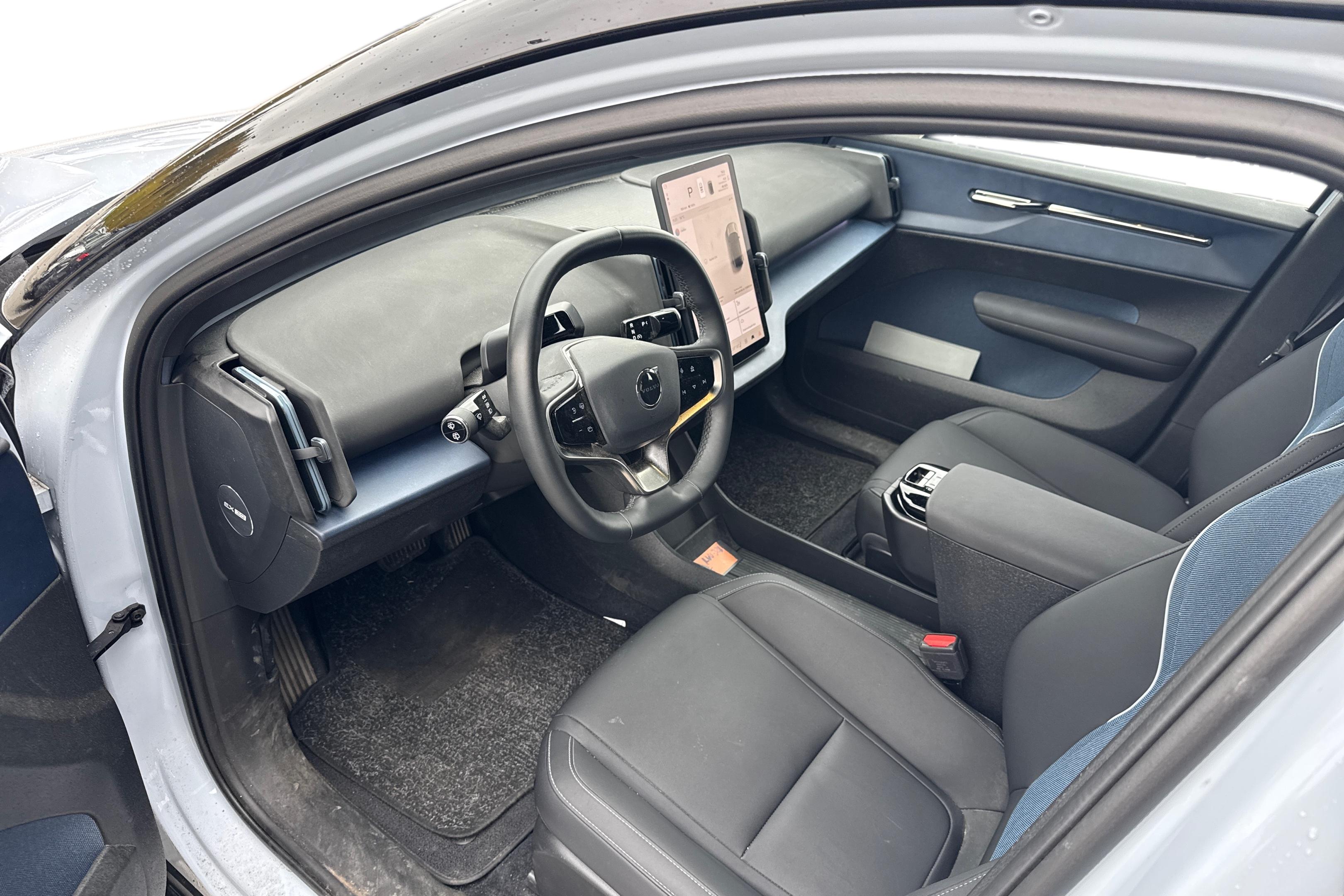 Volvo EX30 Single Extended Range Plus 2024, photo 3/3