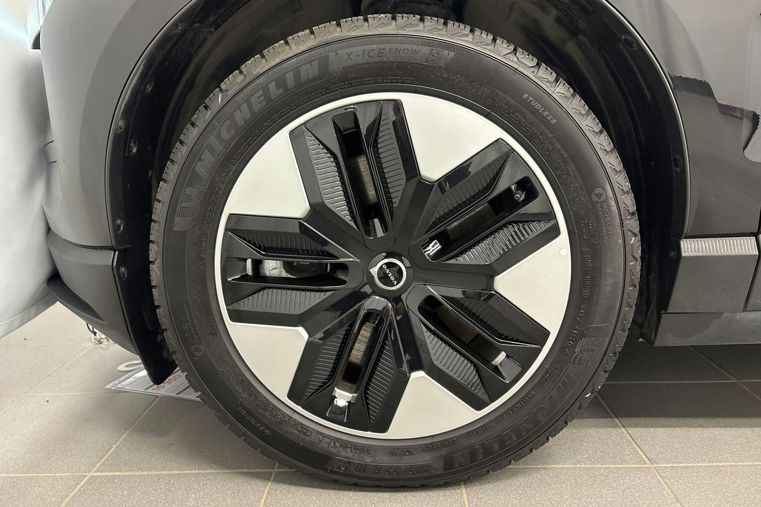 musta Volvo EX30 2024 kuva 11.