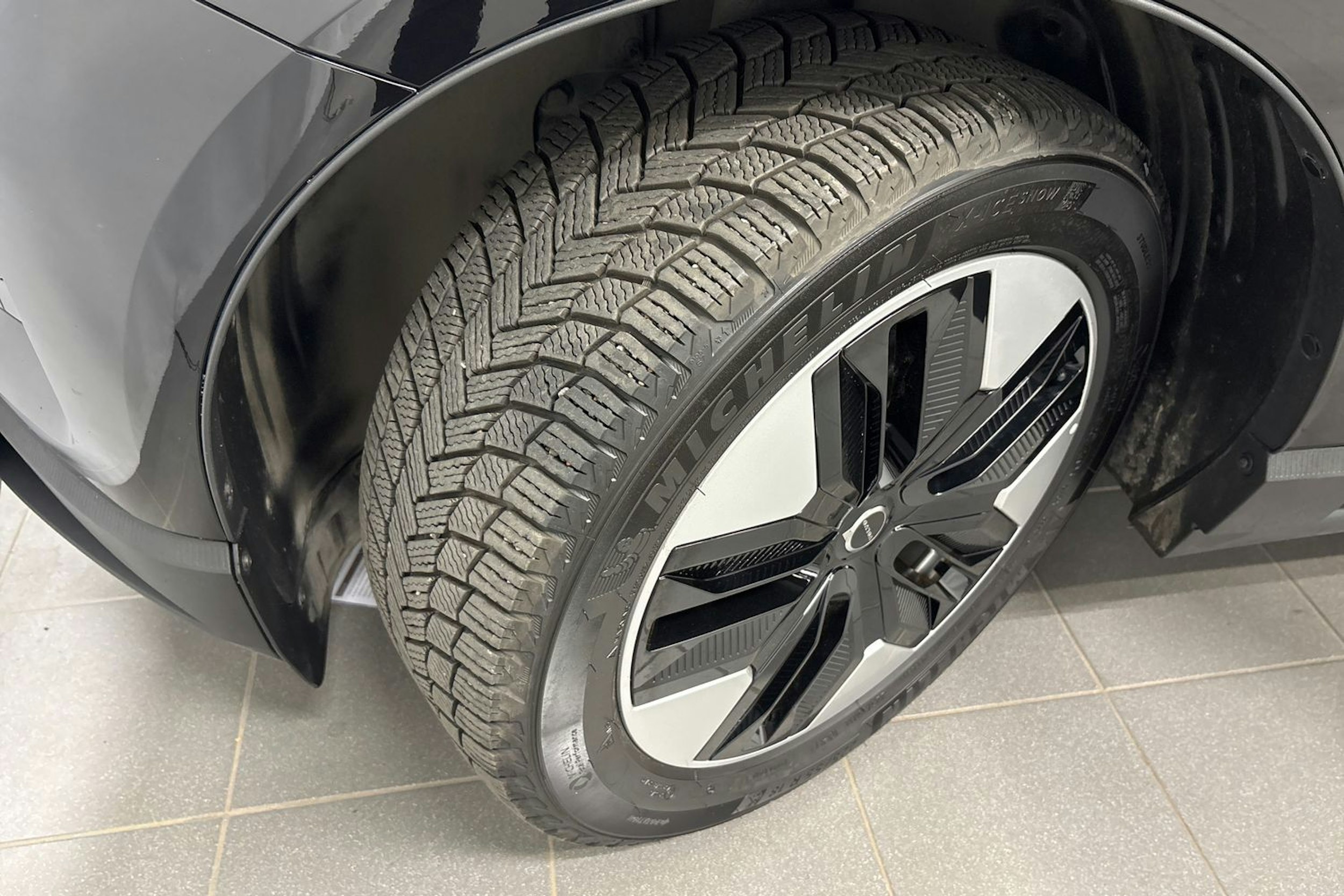 musta Volvo EX30 2024 kuva 13.