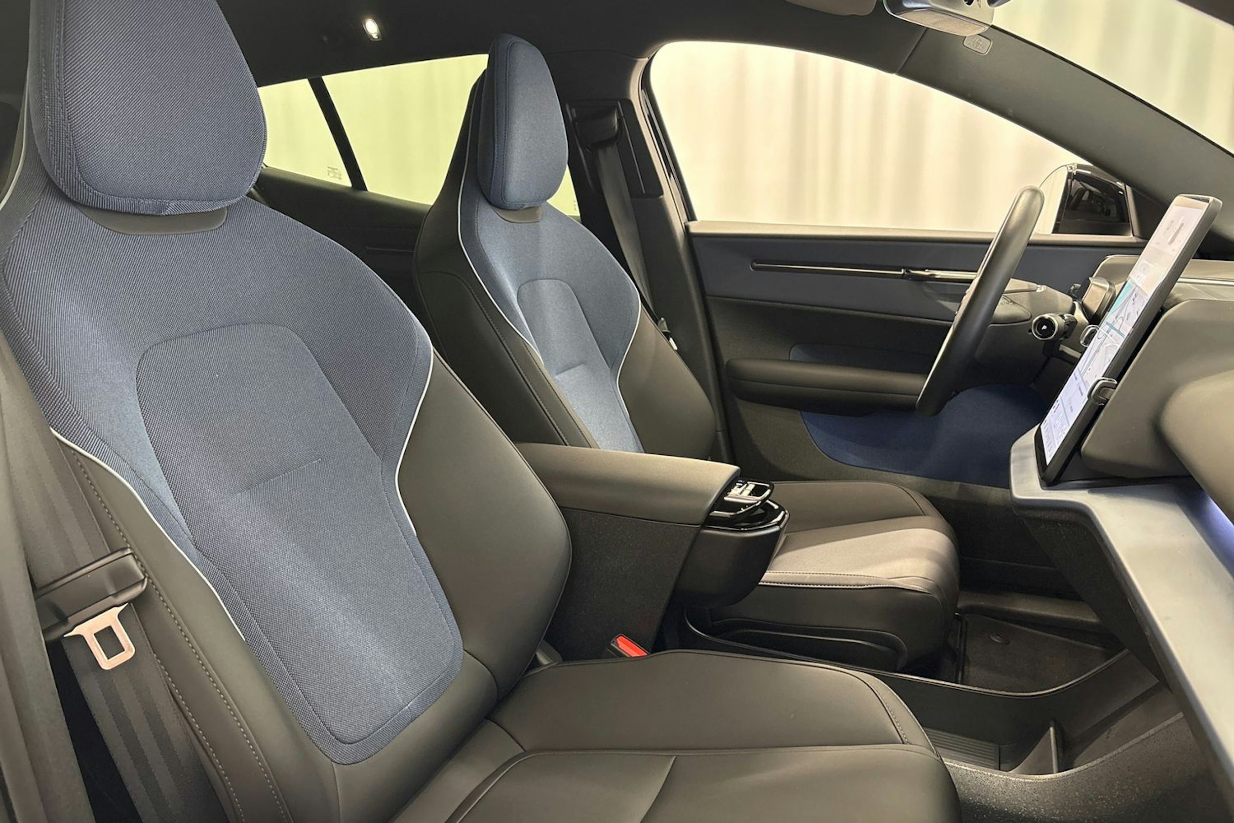 musta Volvo EX30 2024 kuva 14.