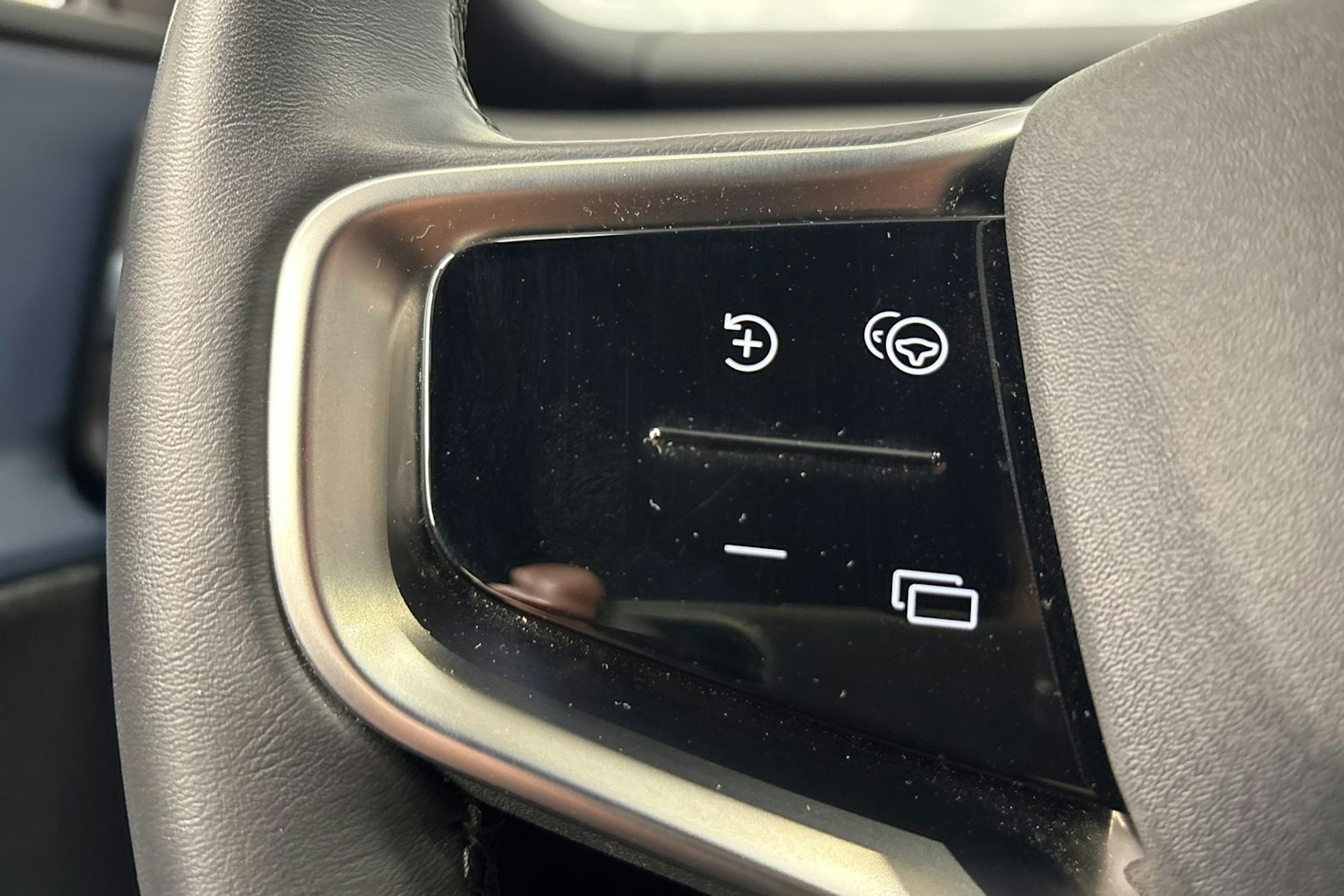 musta Volvo EX30 2024 kuva 17.