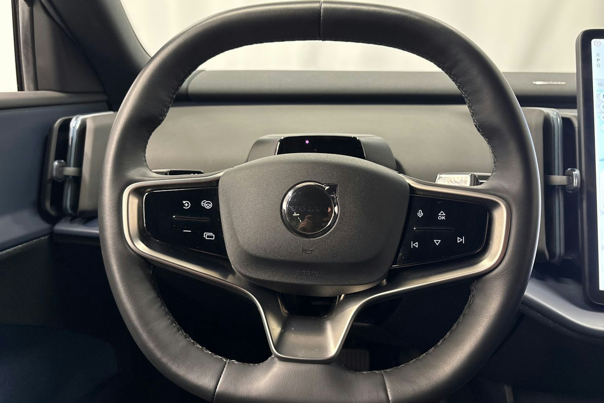 musta Volvo EX30 2024 kuva 19.