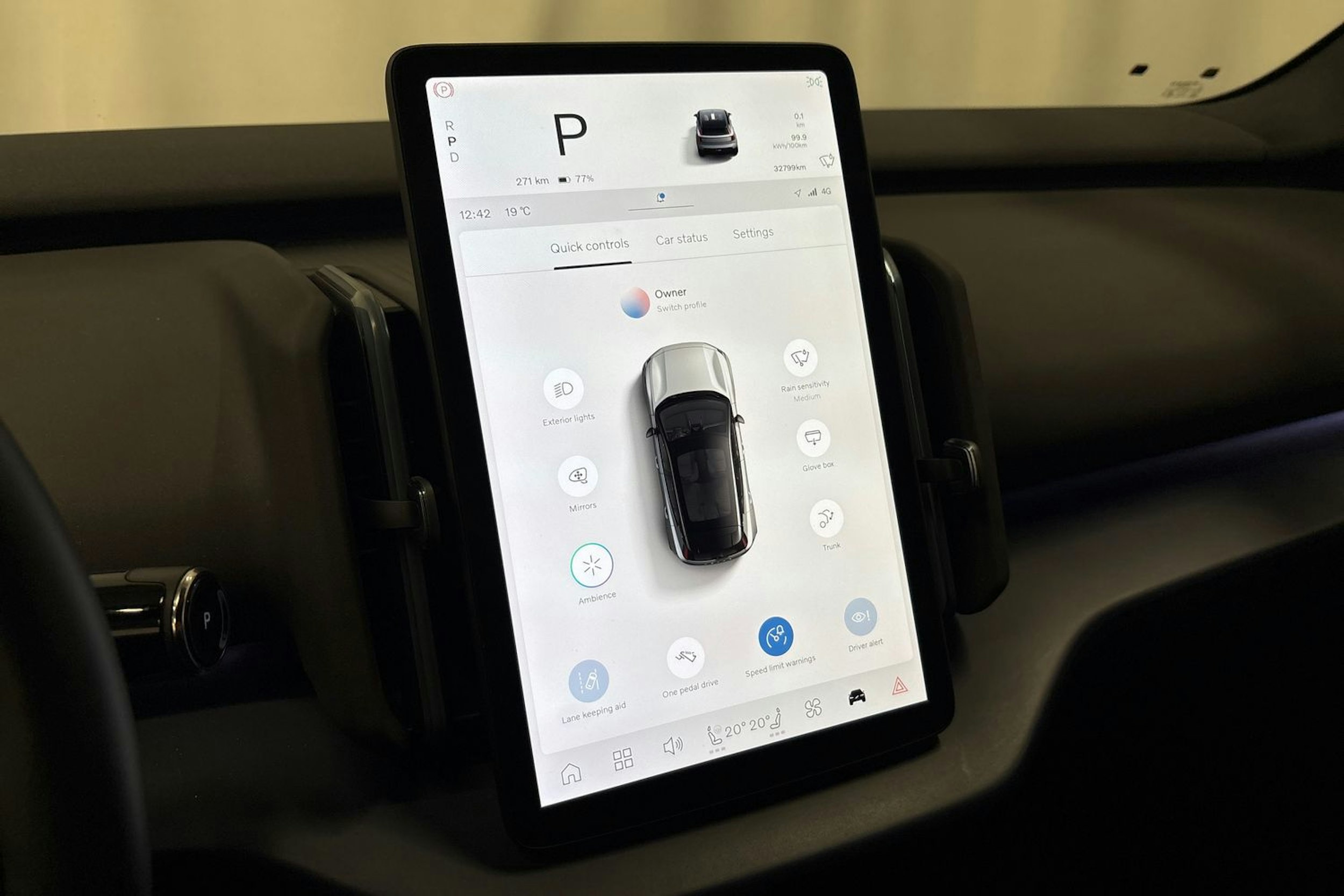 musta Volvo EX30 2024 kuva 23.