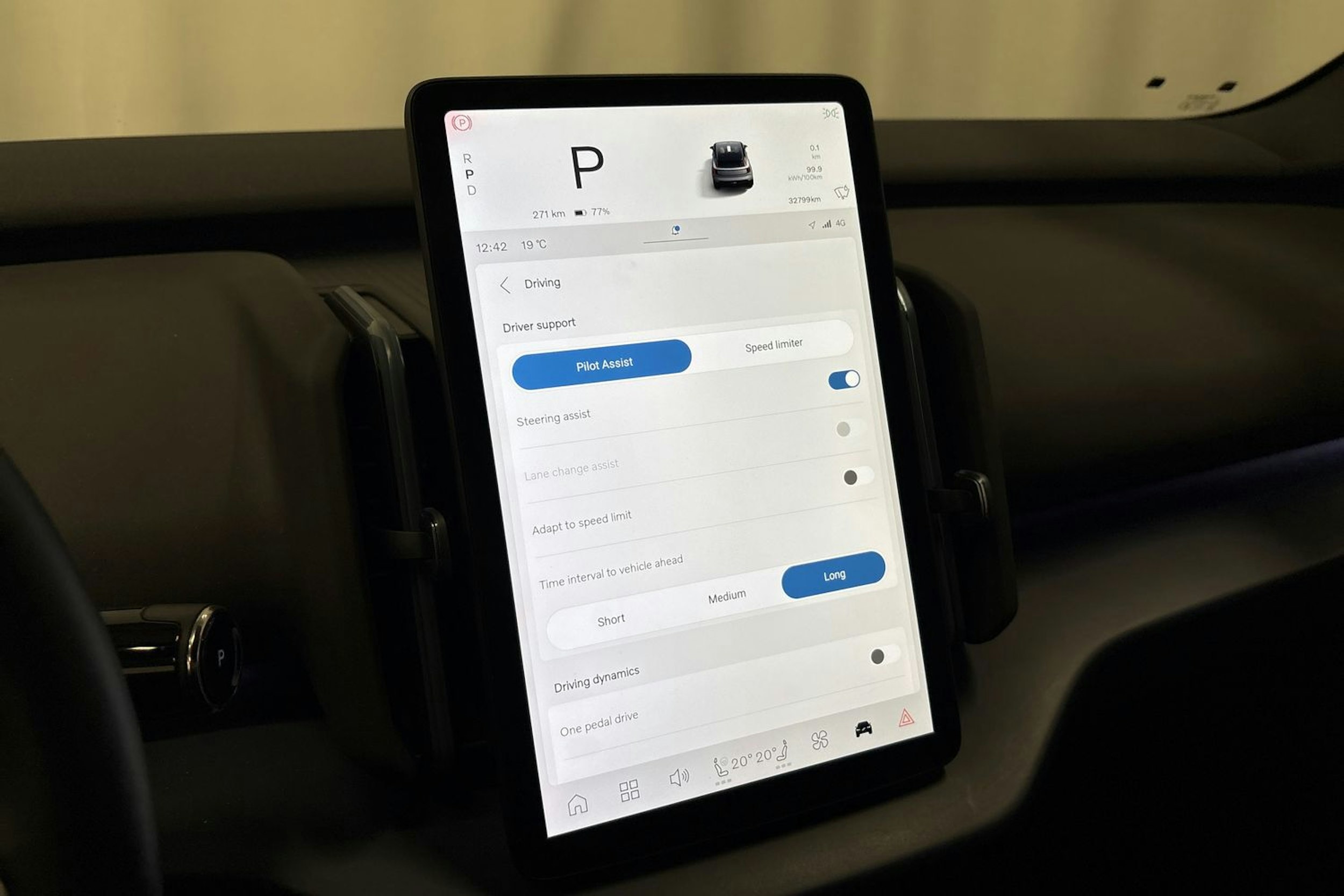 musta Volvo EX30 2024 kuva 25.