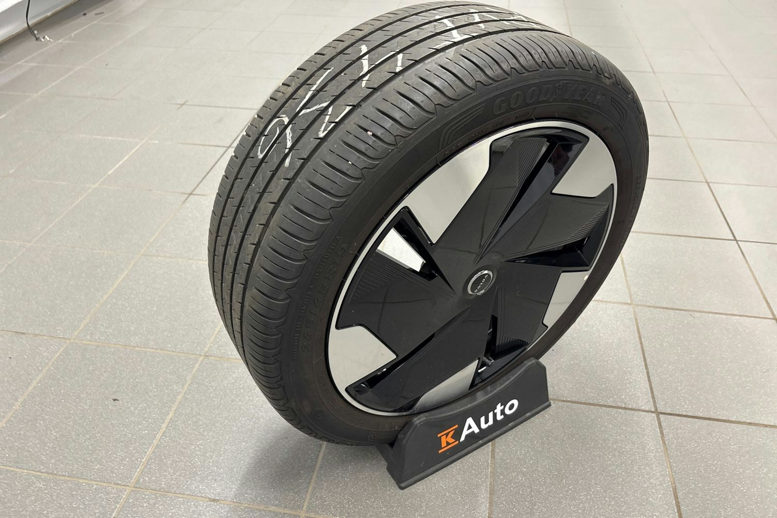 musta Volvo EX30 2024 kuva 28.