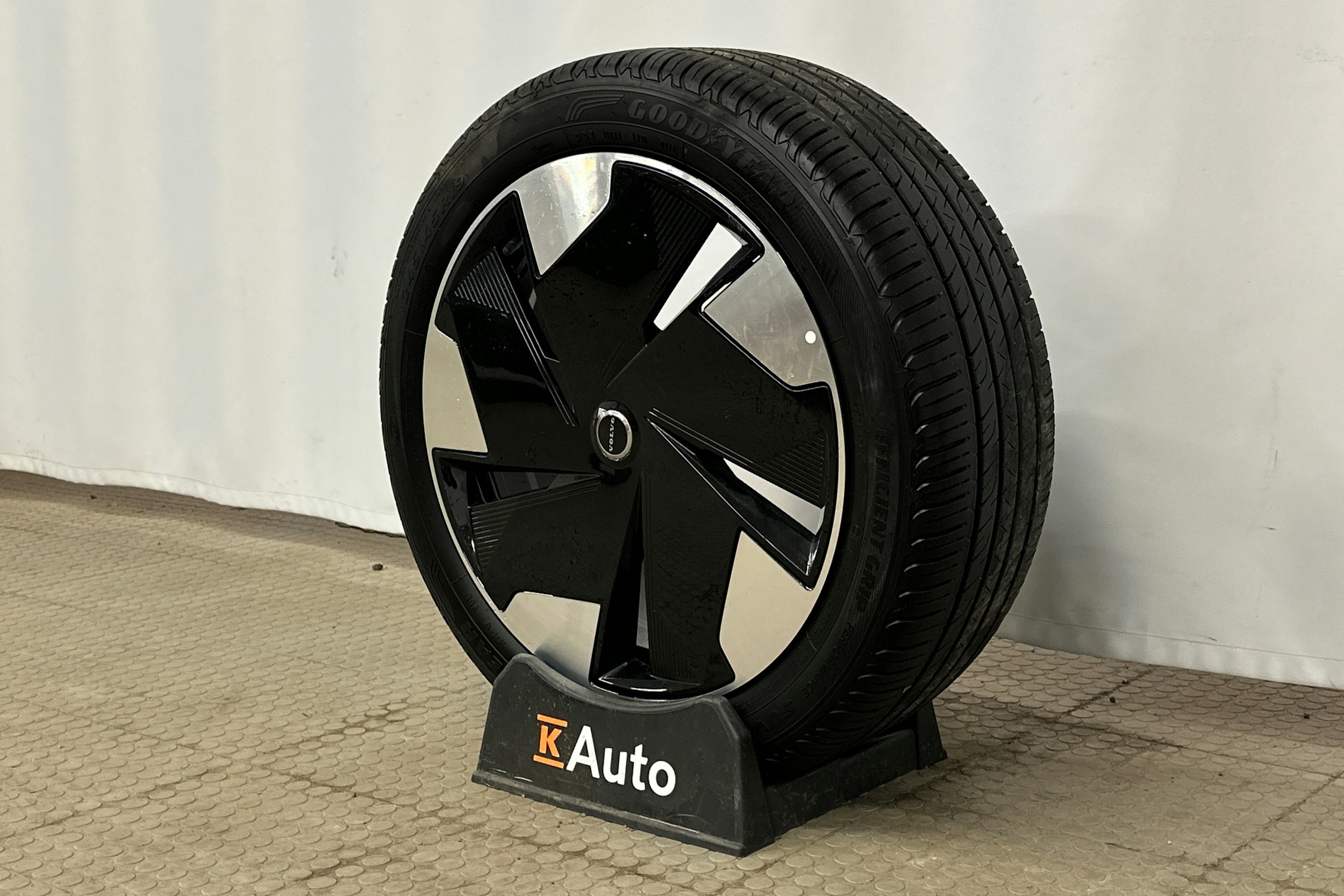 harmaa Volvo EX30 2024 kuva 13.