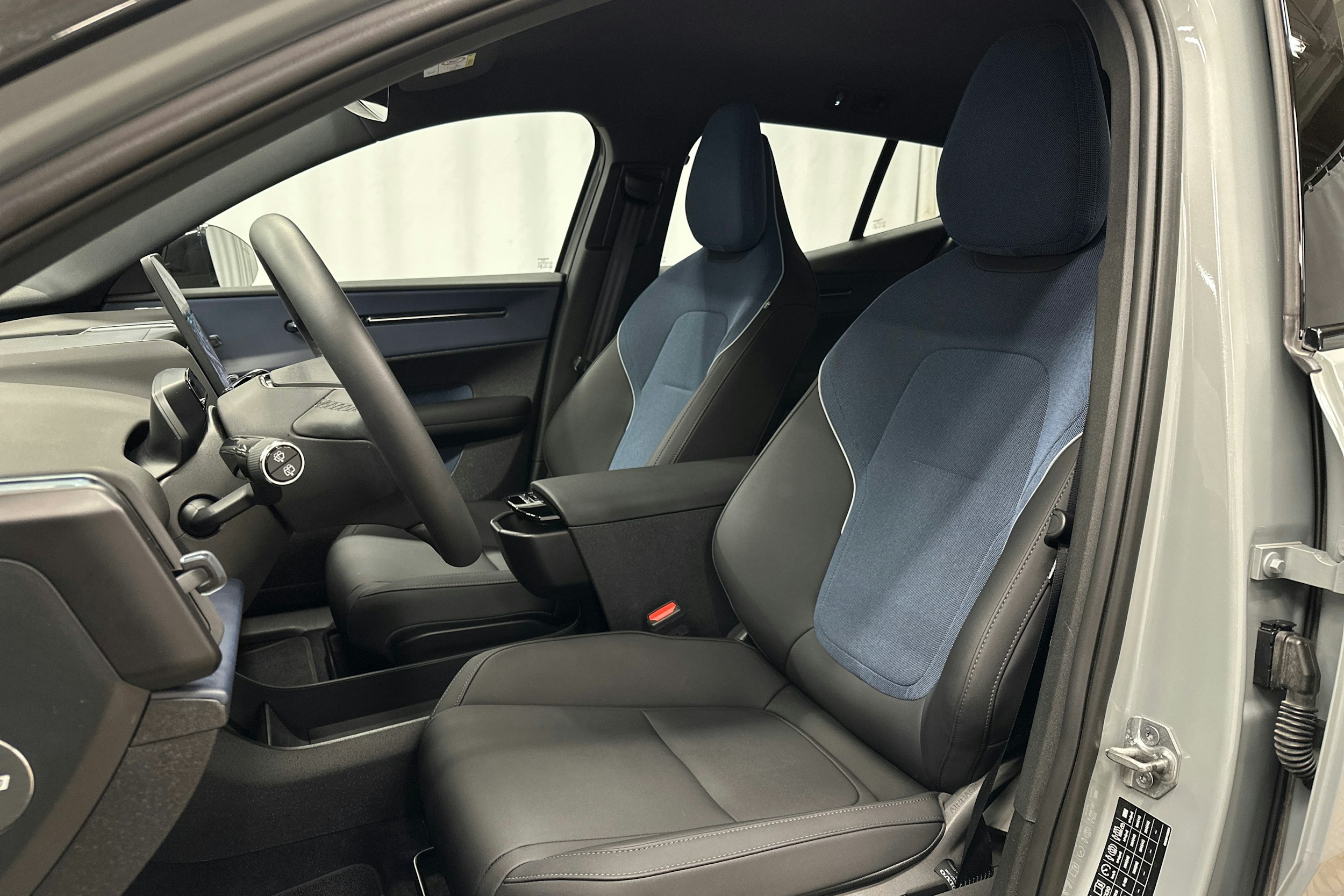 harmaa Volvo EX30 2024 kuva 16.