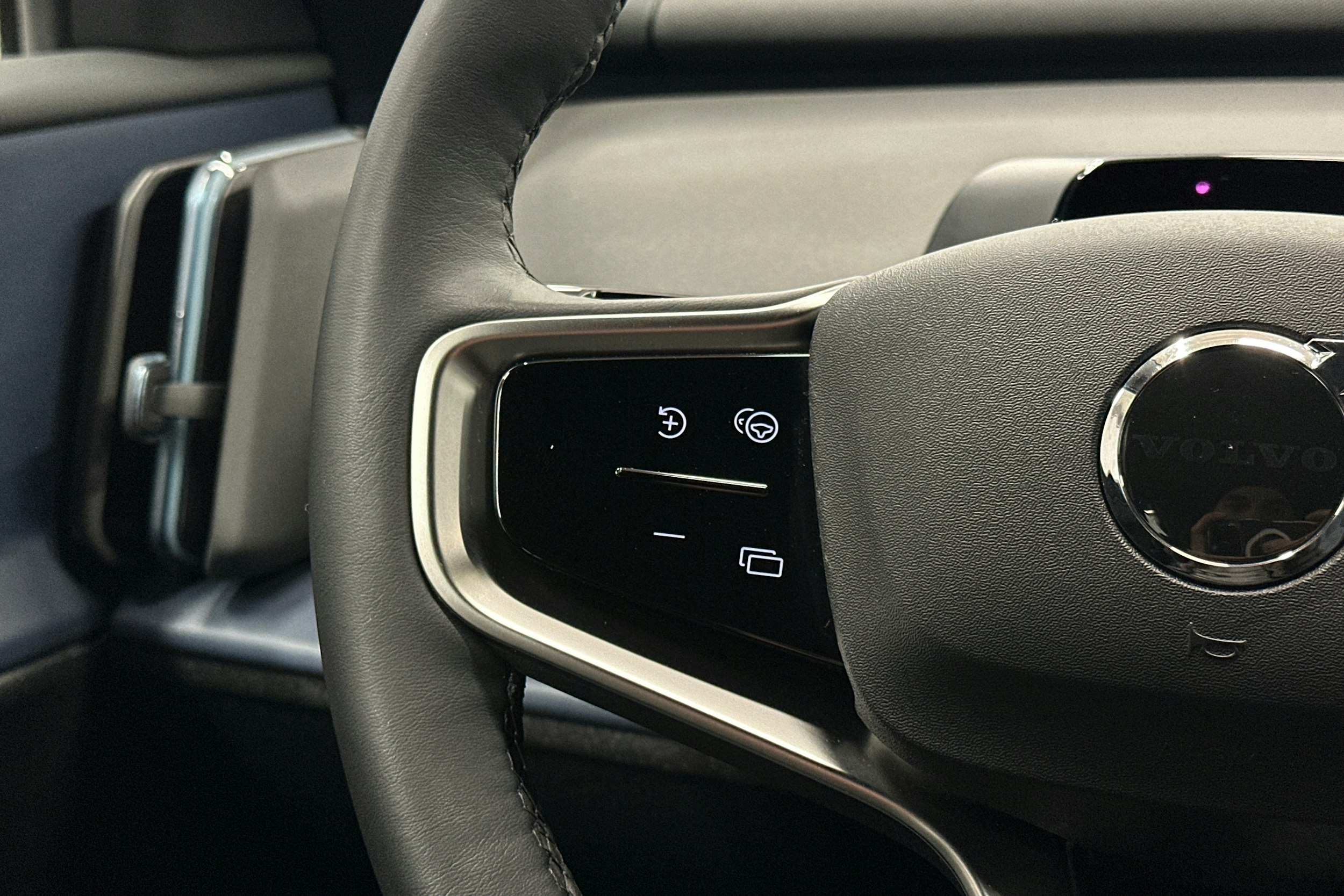 harmaa Volvo EX30 2024 kuva 18.