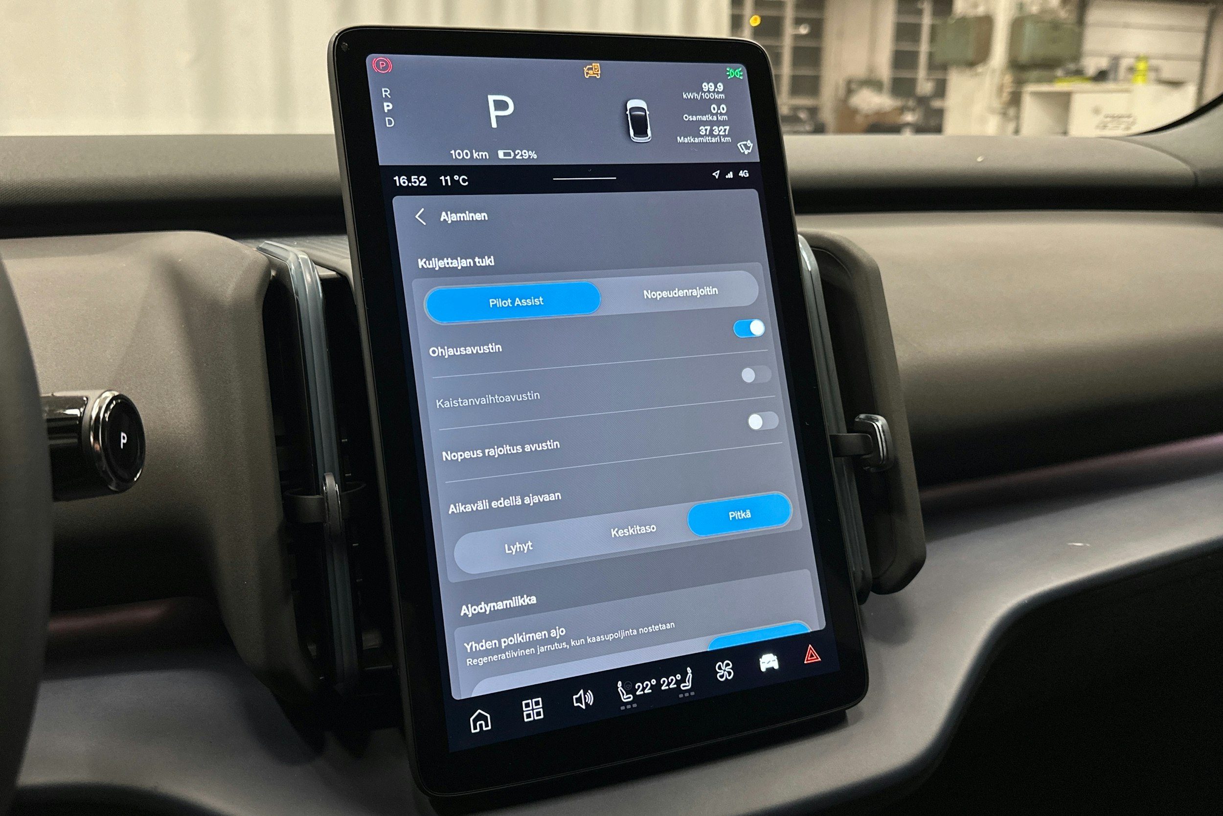 harmaa Volvo EX30 2024 kuva 22.