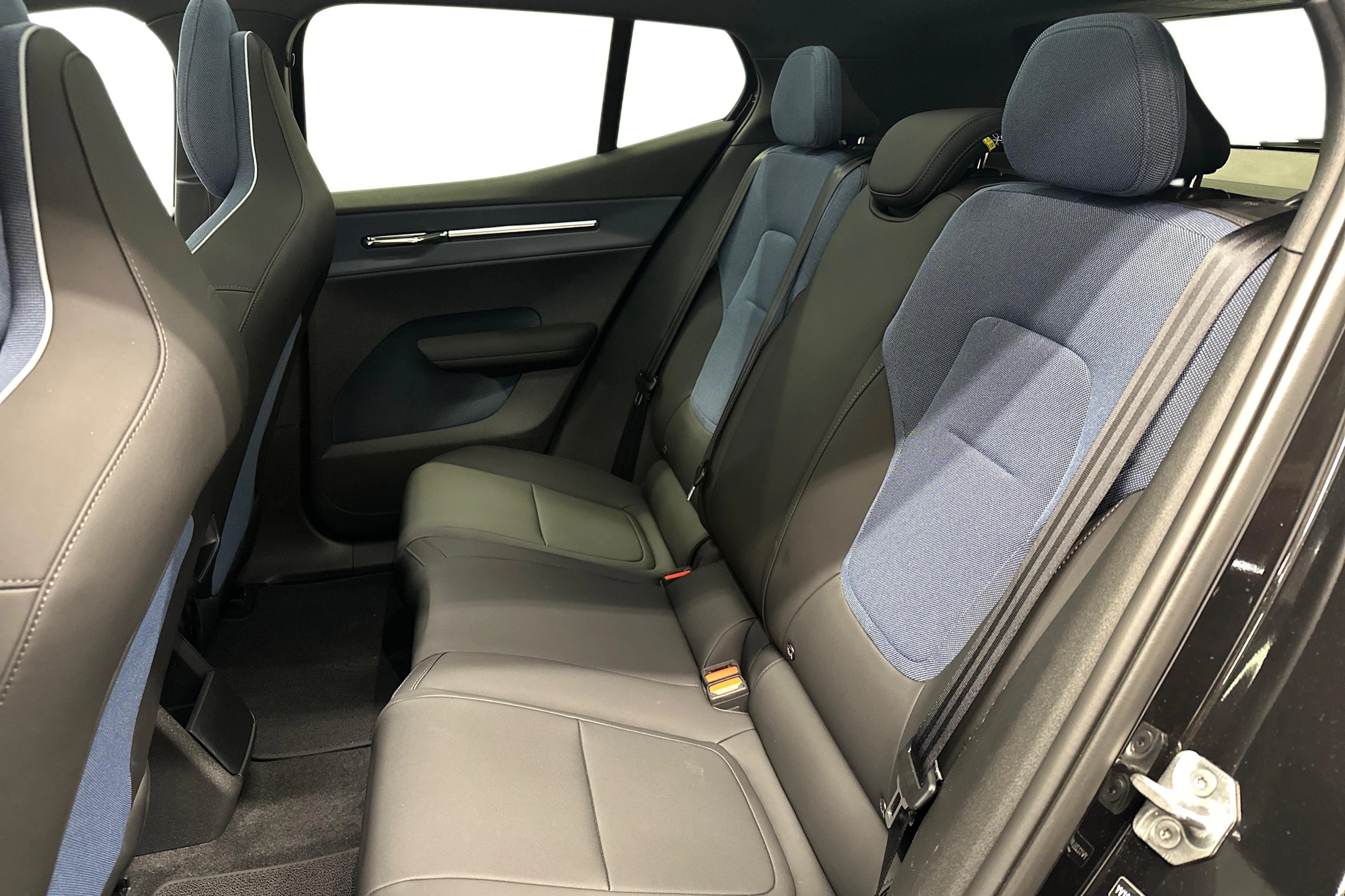 musta Volvo EX30 2024 kuva 8.