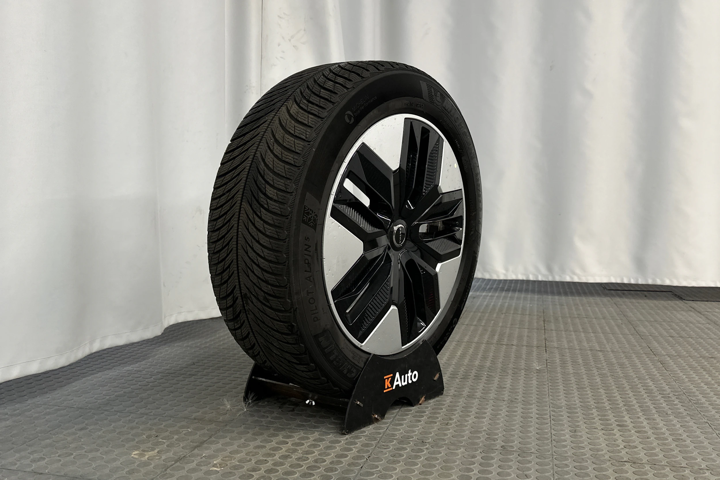 musta Volvo EX30 2024 kuva 10.