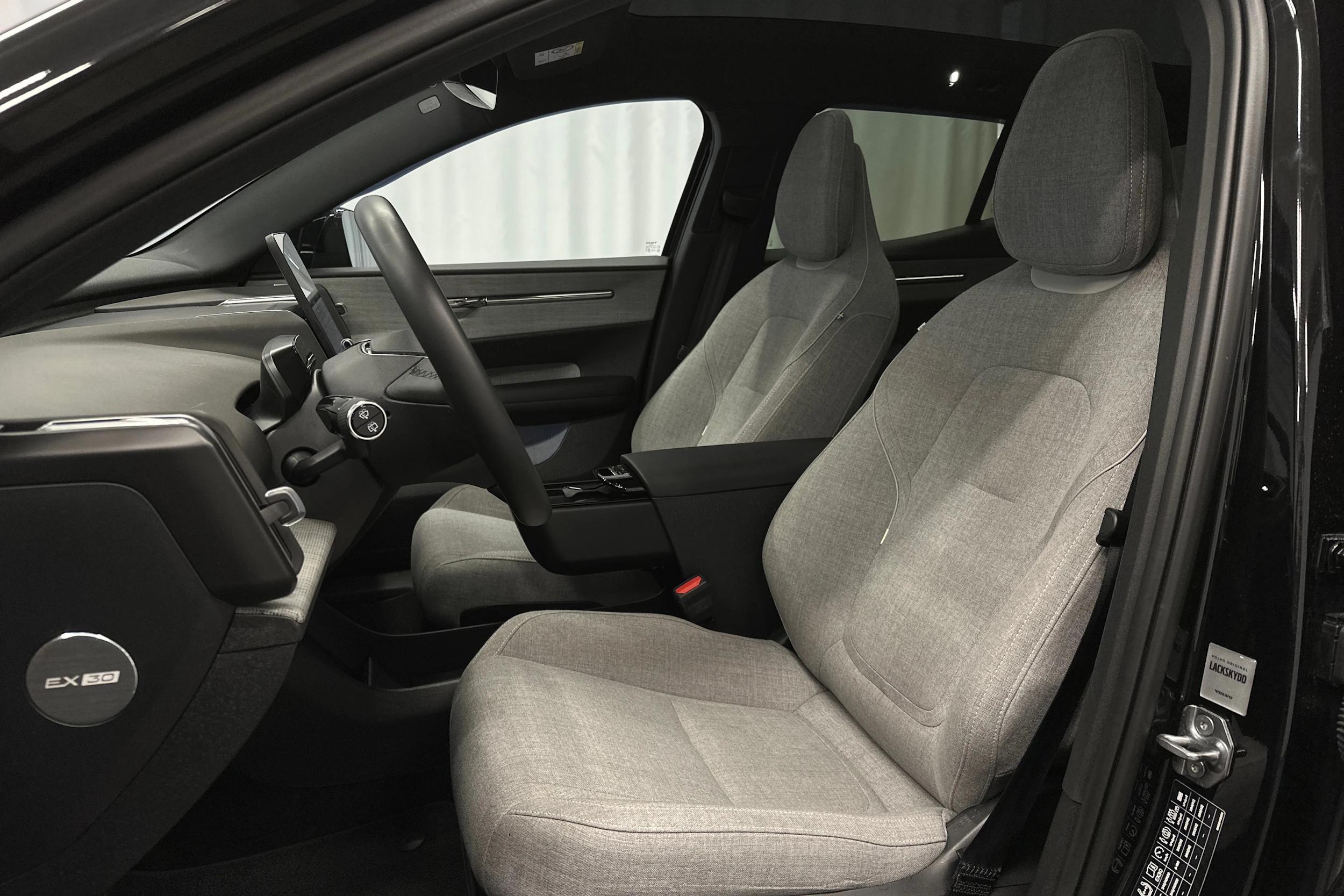 musta Volvo EX30 2024 kuva 17.
