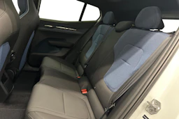 valkoinen Volvo EX30 Cross Country 2025 kuva 8.
