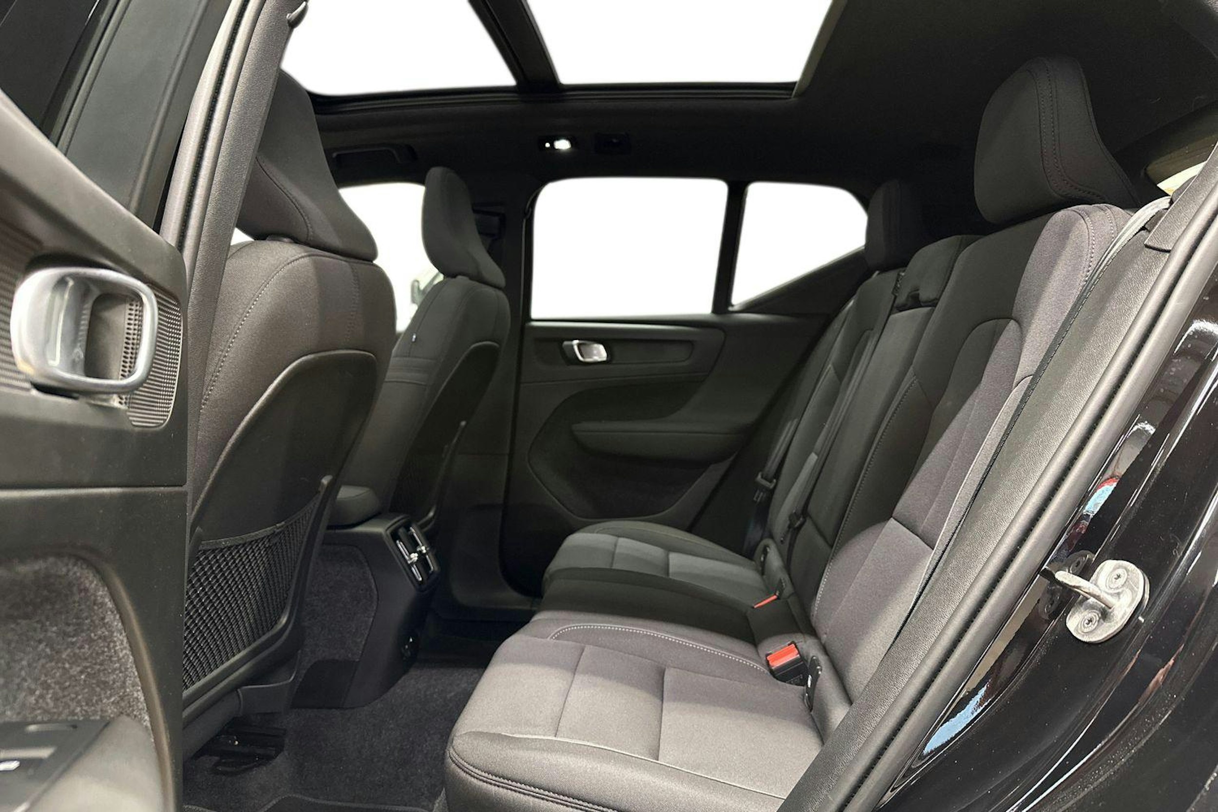 musta Volvo EX40 2025 kuva 10.