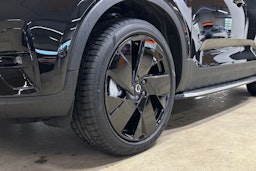 musta Volvo EX40 2025 kuva 11.