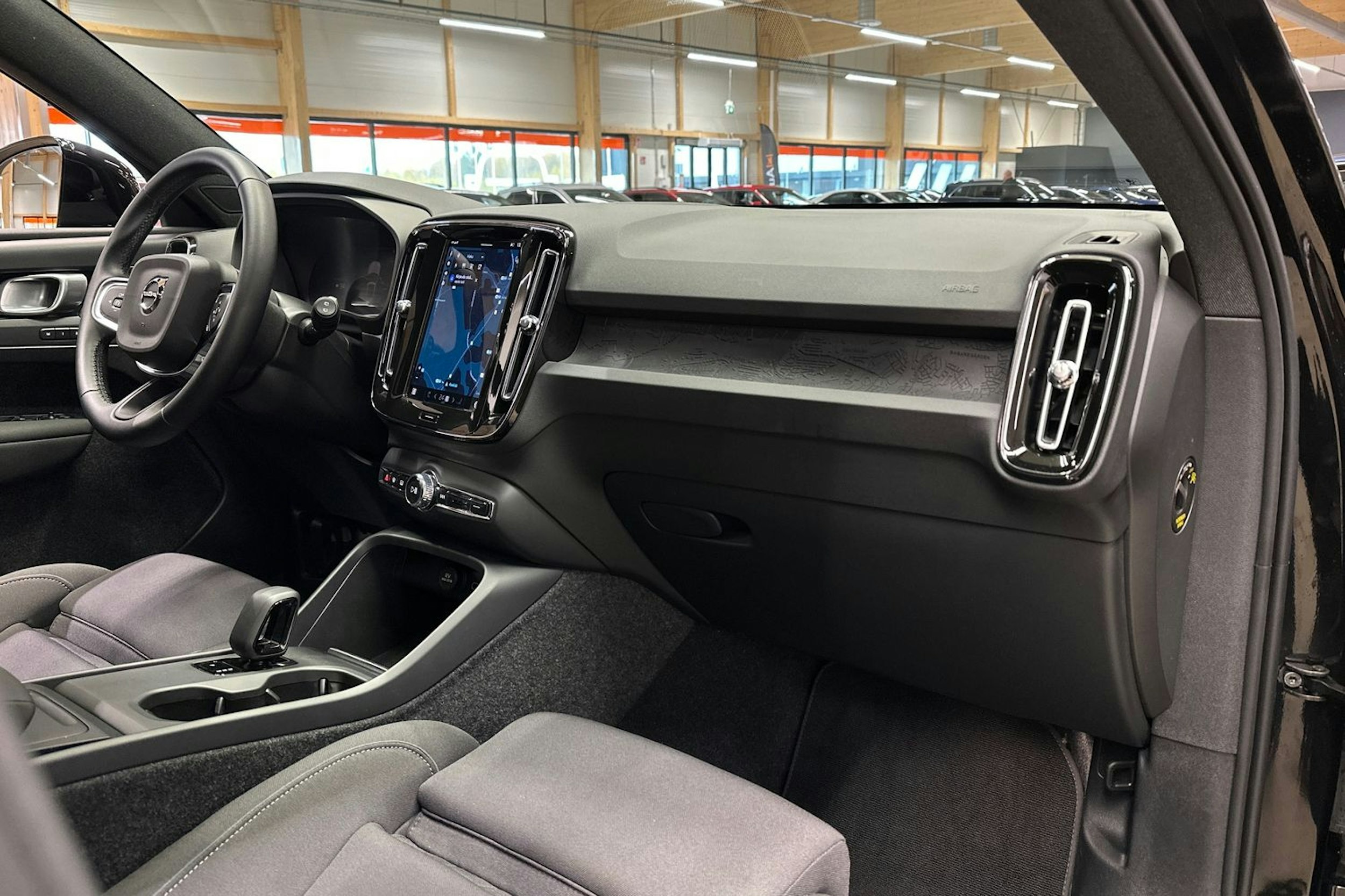 musta Volvo EX40 2025 kuva 14.