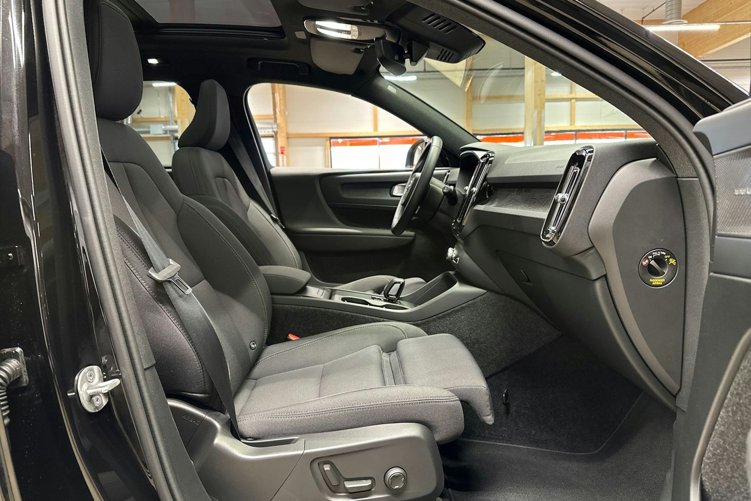 musta Volvo EX40 2025 kuva 15.