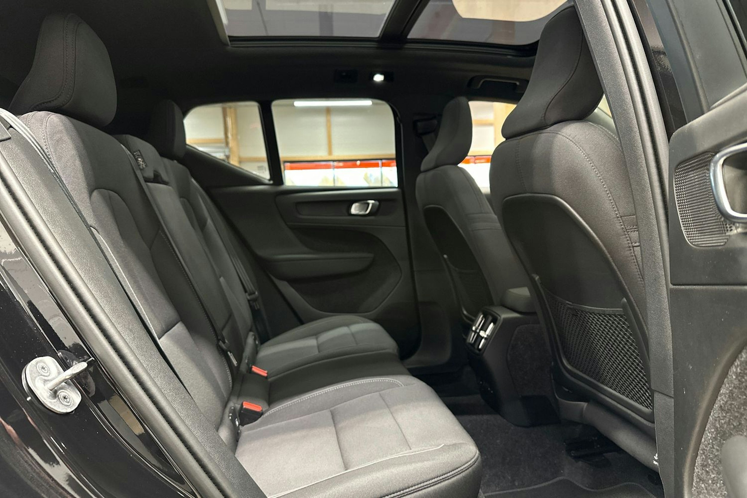 musta Volvo EX40 2025 kuva 16.