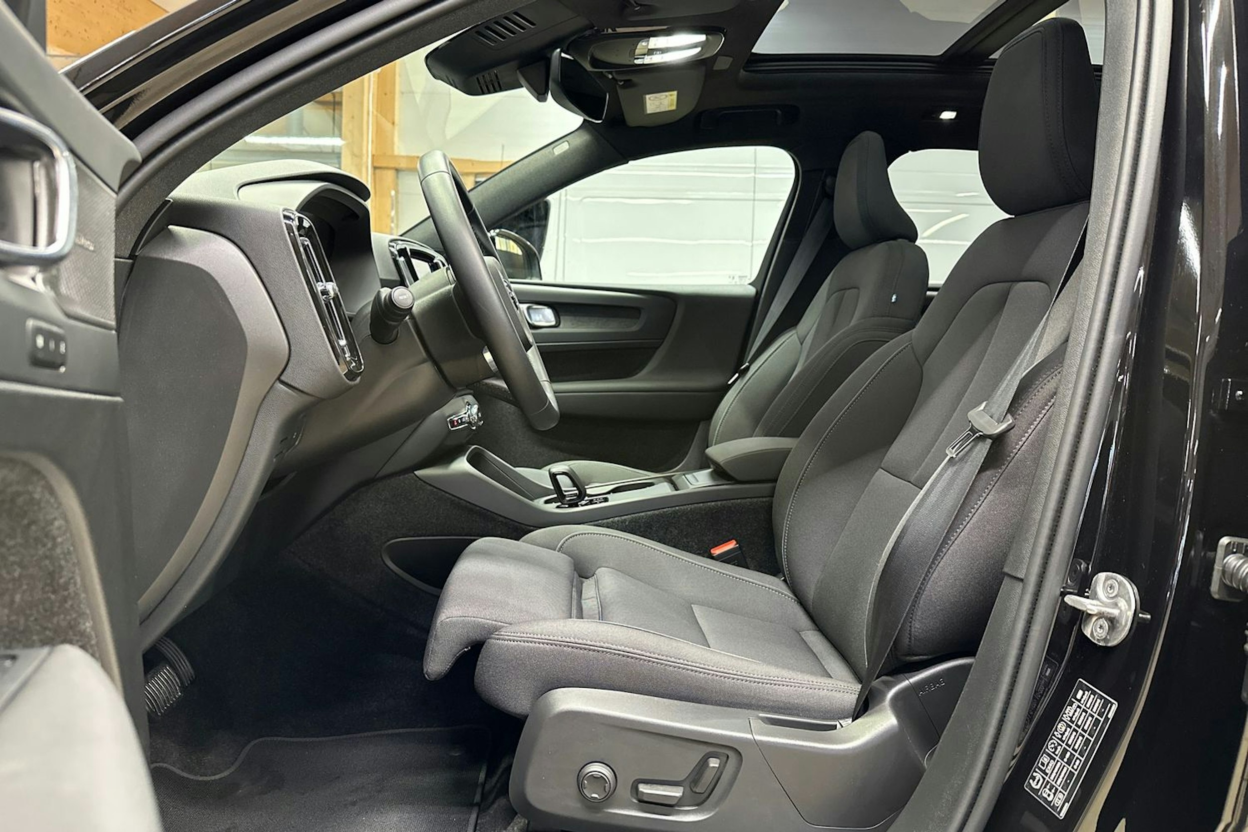 musta Volvo EX40 2025 kuva 18.