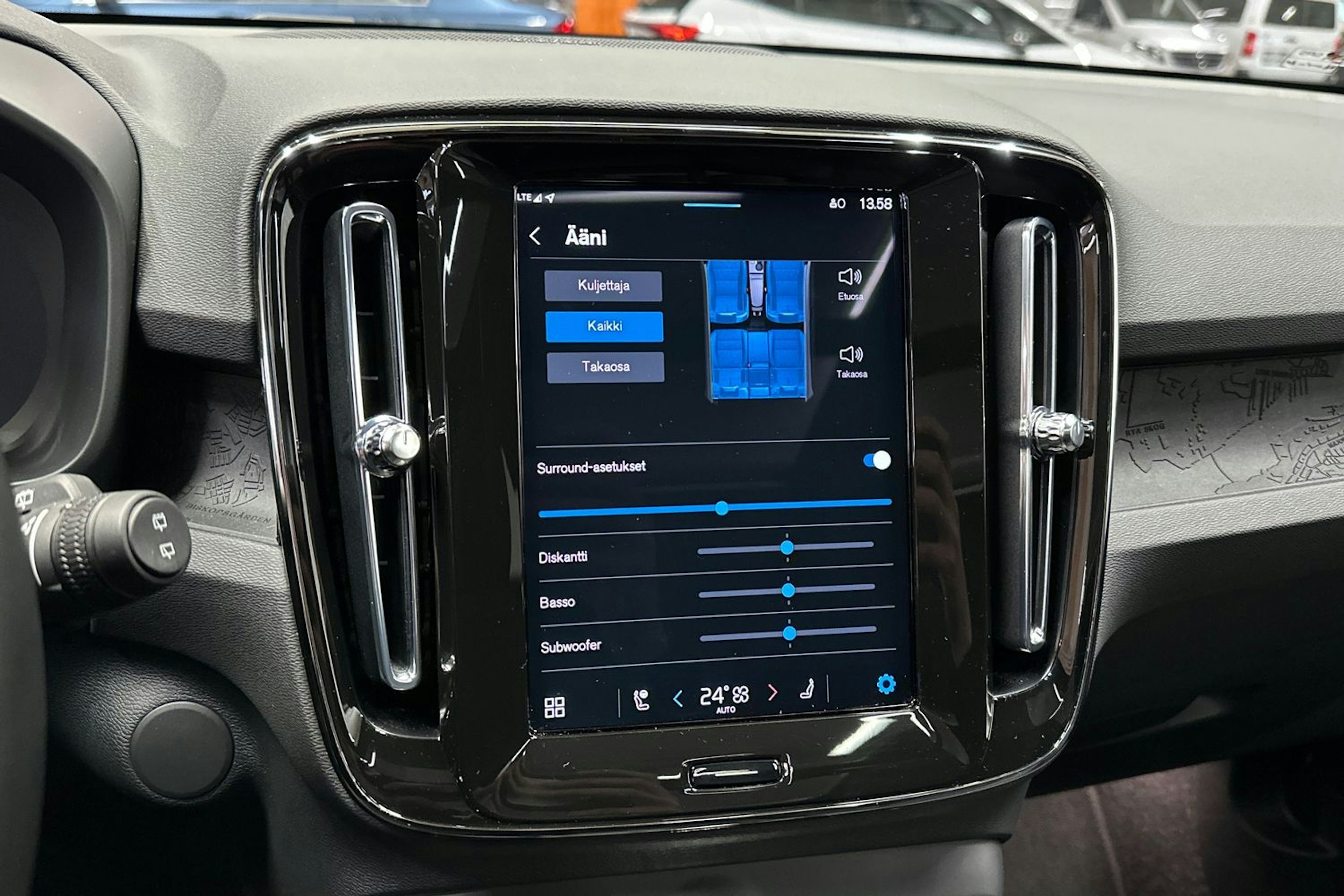 musta Volvo EX40 2025 kuva 22.