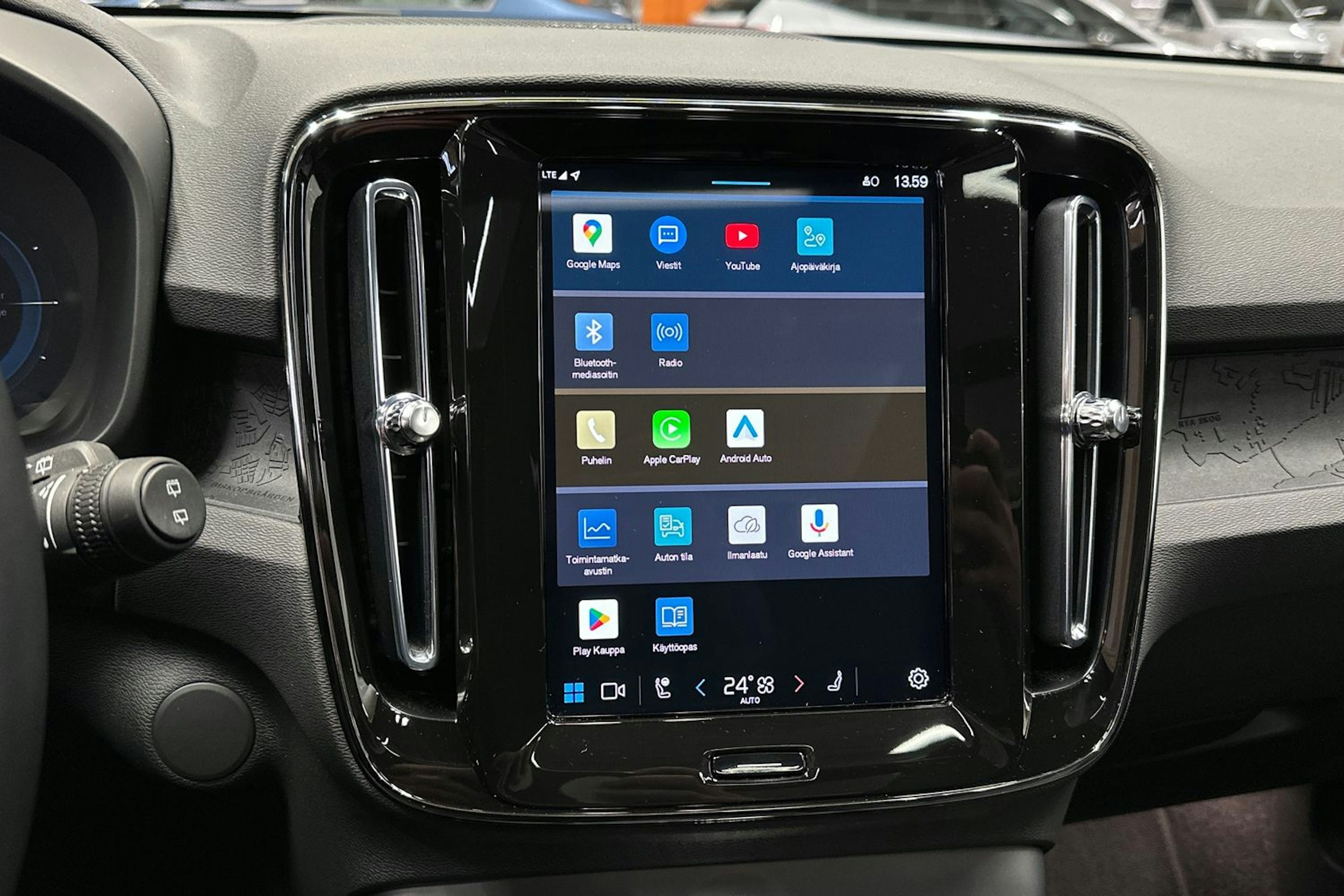 musta Volvo EX40 2025 kuva 24.