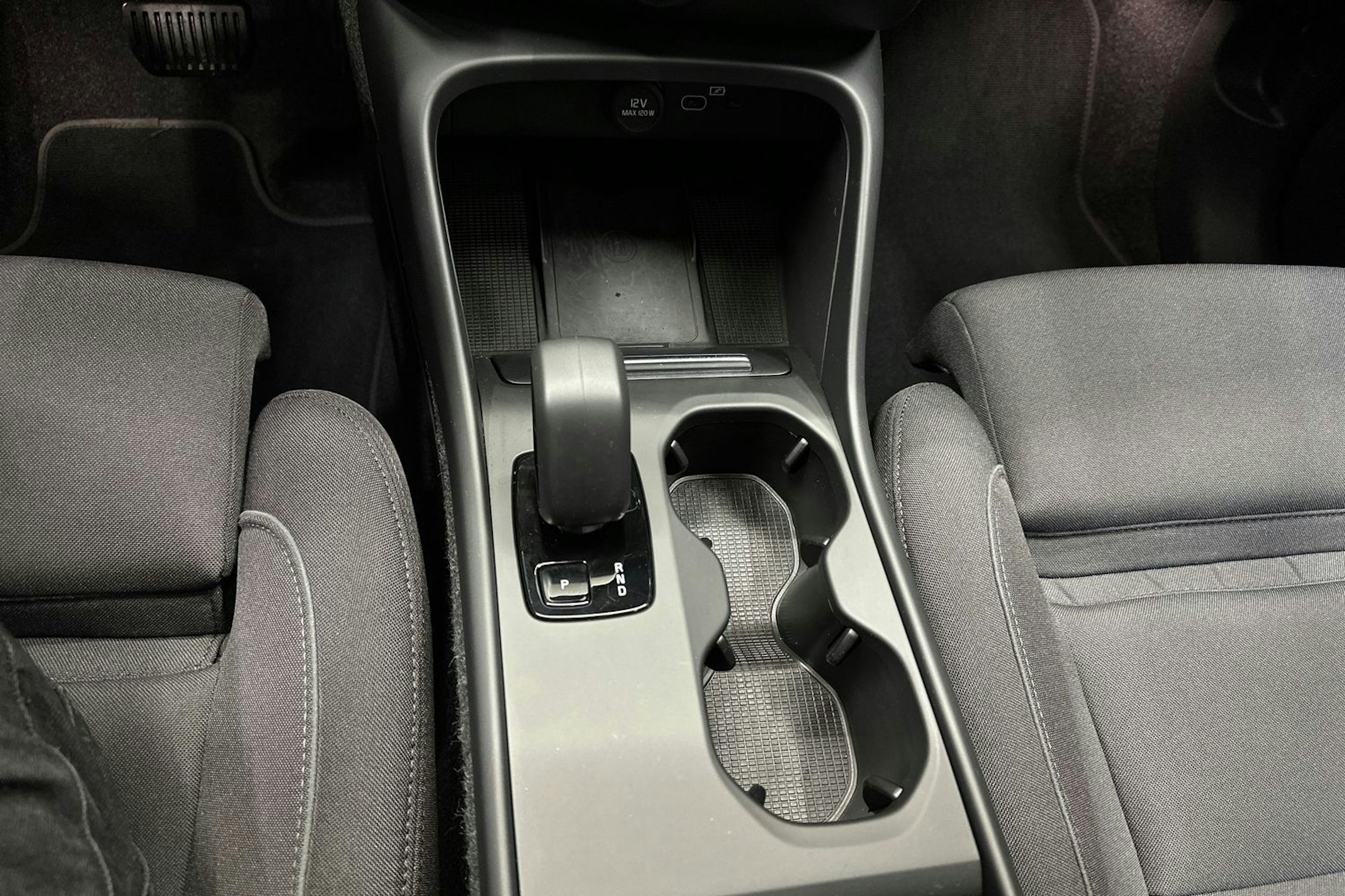 musta Volvo EX40 2025 kuva 26.