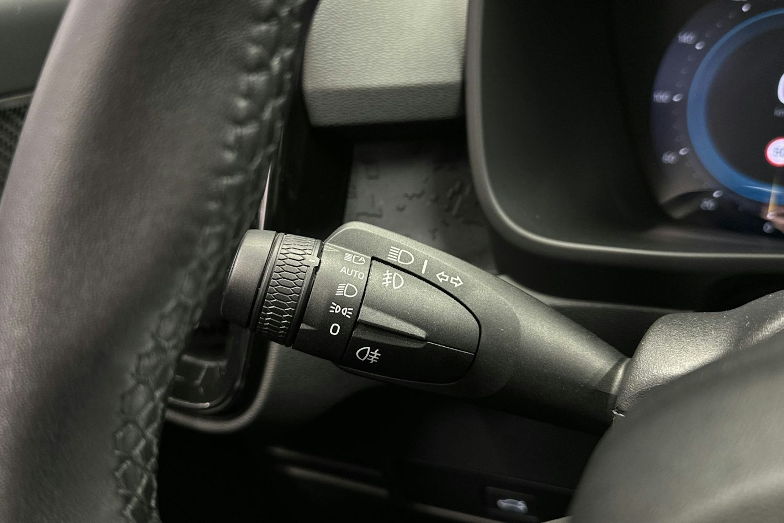 musta Volvo EX40 2025 kuva 29.