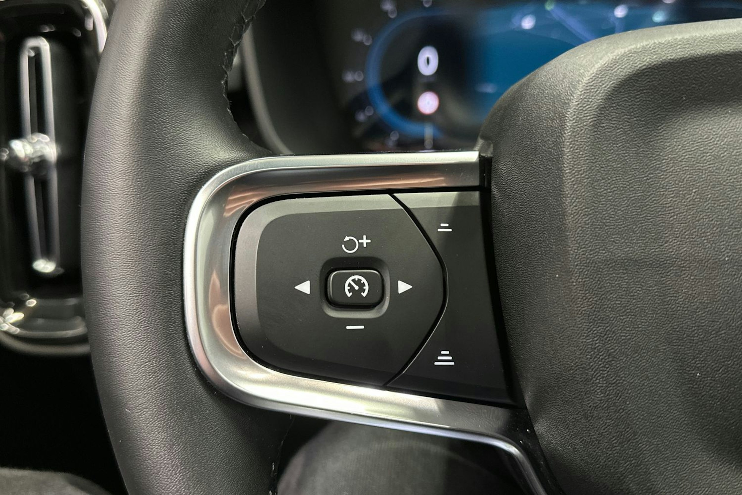 musta Volvo EX40 2025 kuva 31.