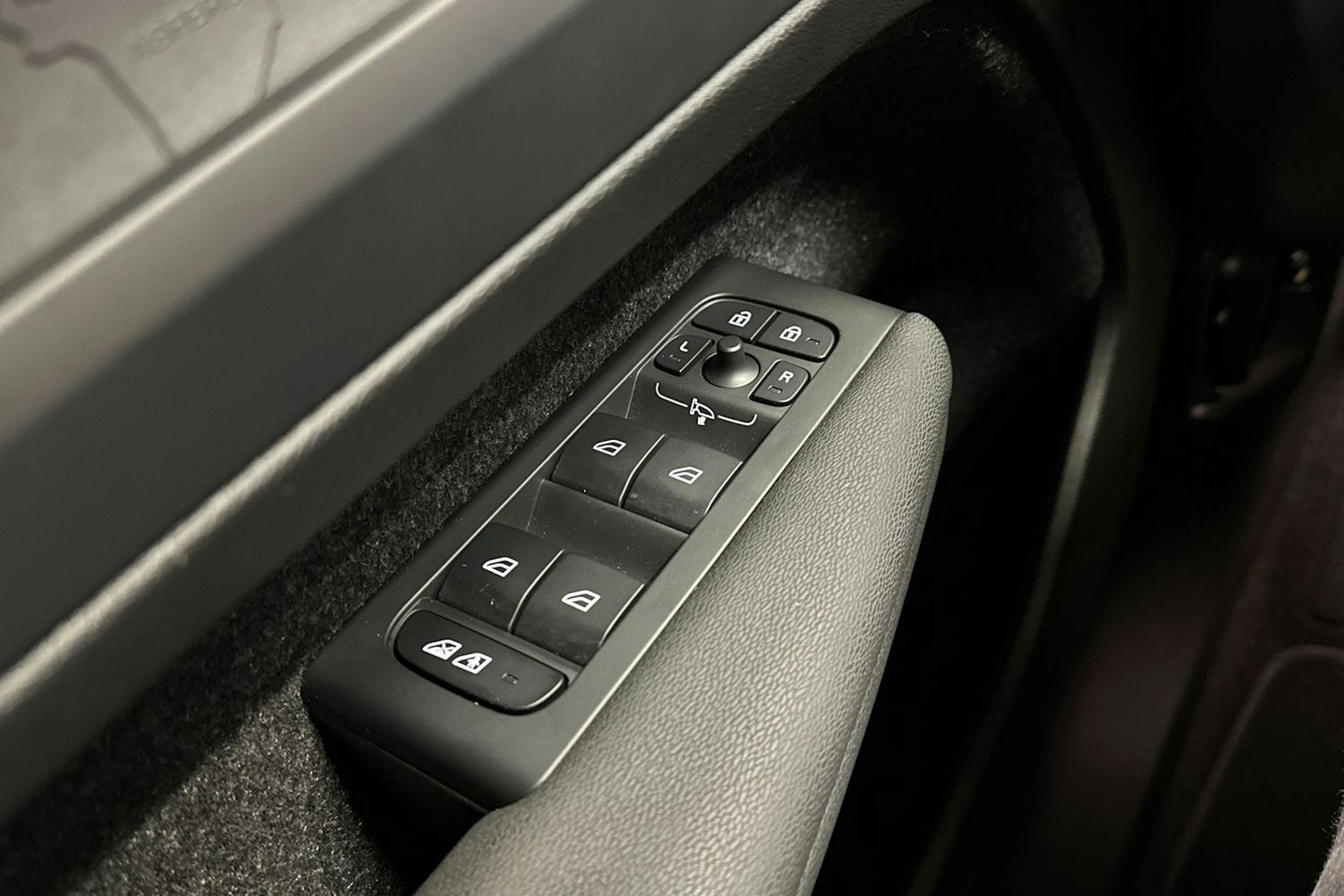 musta Volvo EX40 2025 kuva 33.