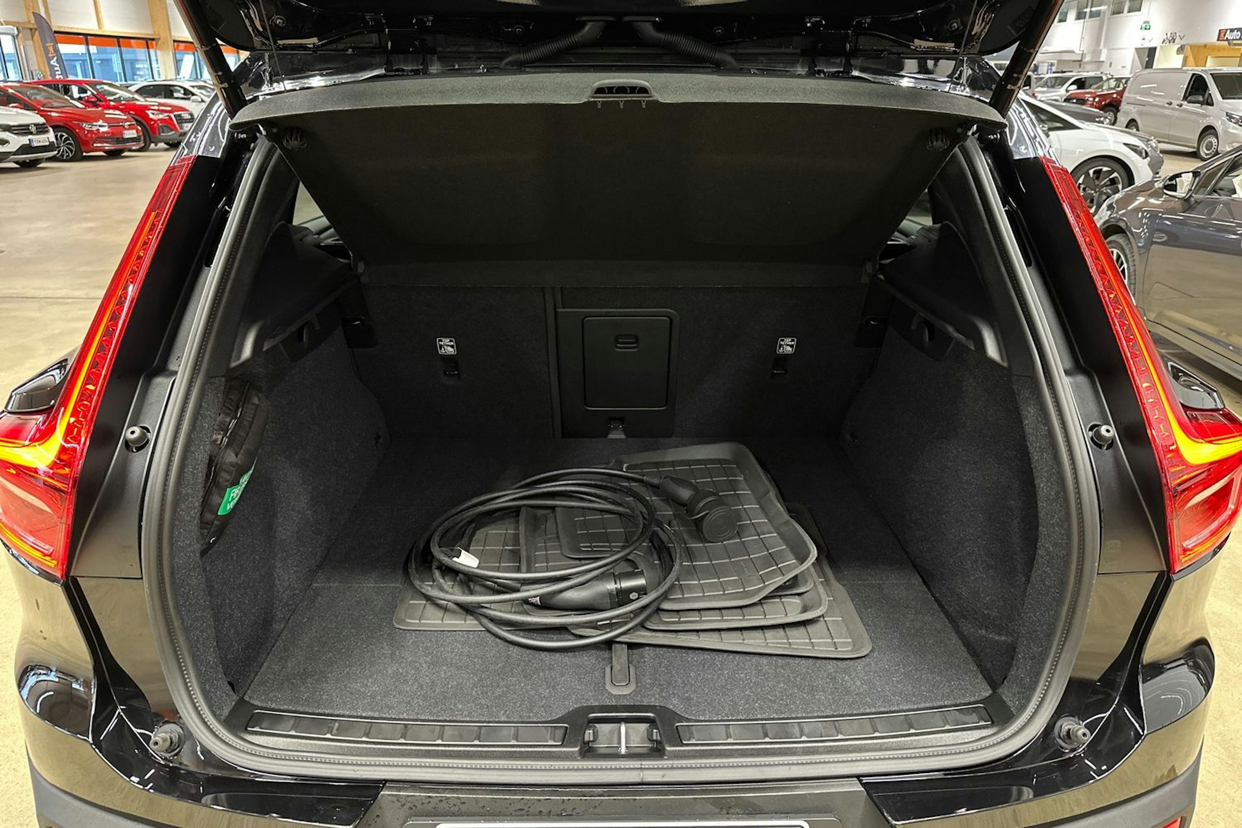 musta Volvo EX40 2025 kuva 35.