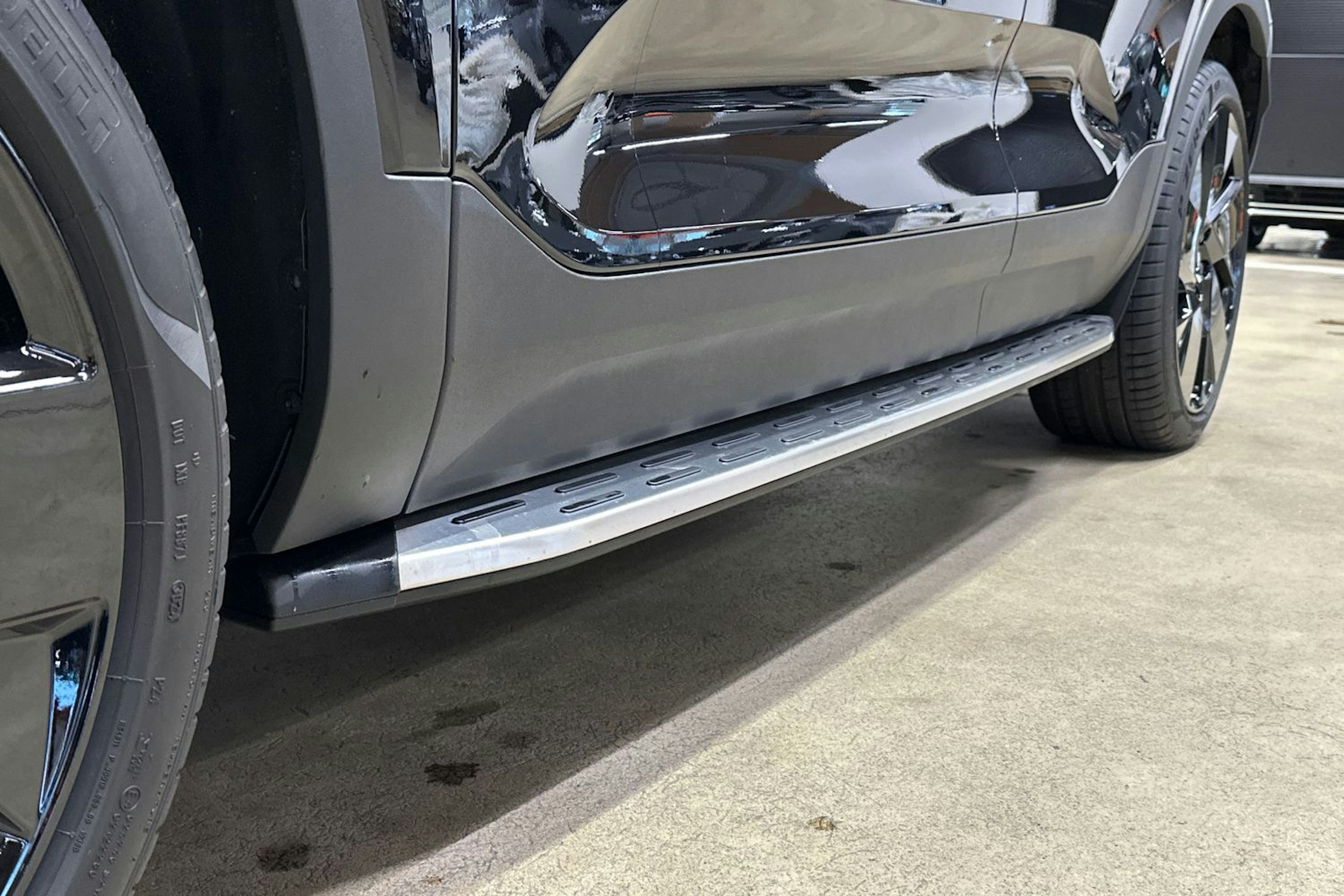 musta Volvo EX40 2025 kuva 39.