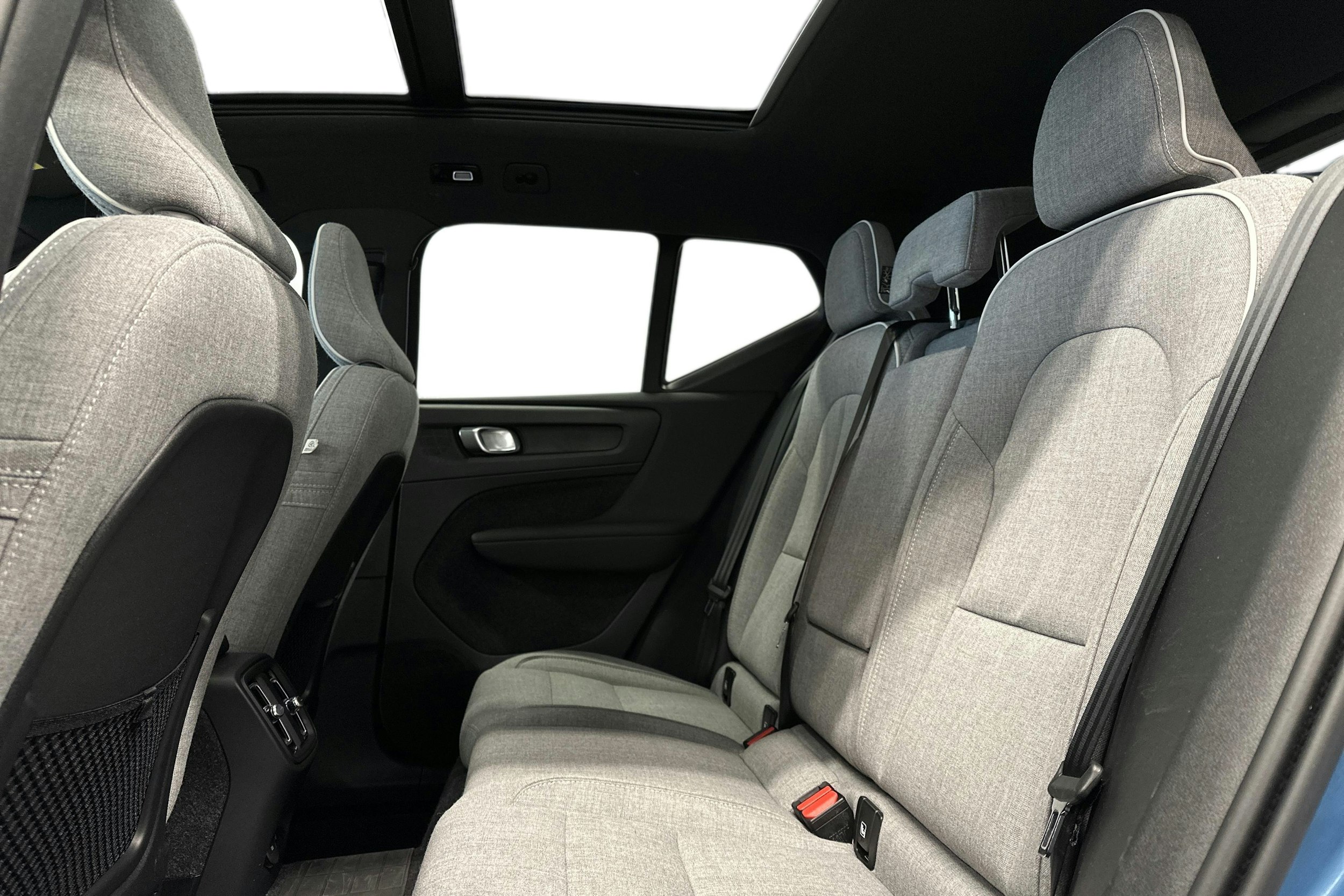 sininen Volvo EX40 2025 kuva 8.